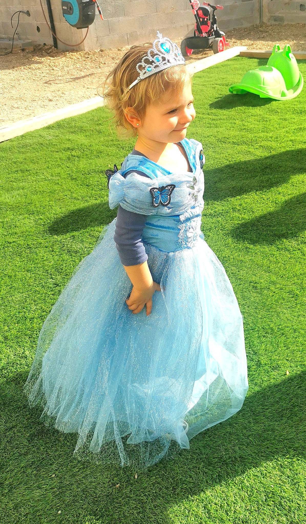 Elisa participe au concours pour gagner de l'argent avec cette photo : azure, baby_toddler_clothing, blond, child, day_dress, dress, electric_blue, fun, gown, grass, grassland, hair, hairstyle, happy, joy, people_in_nature, person, pink, plant, ruffle