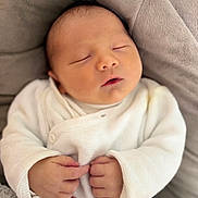 Karl a rejoint le concours — aidez-le/la à gagner de superbes lots ! baby, newborn, infant, sleeping, closed_eyes, onesie, white_clothing, blanket, plush_blanket, swaddle, hands, fingers, peaceful, portrait, head, face, soft_texture, cozy, indoor, bedding