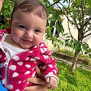 Aleda a rejoint le concours — aidez-le/la à gagner de superbes lots ! baby, child, cute, daylight, face, grass, greenery, hand, holding, house, jacket, nature, outdoor, person, pink, polka_dot, portrait, smile, tree, window
