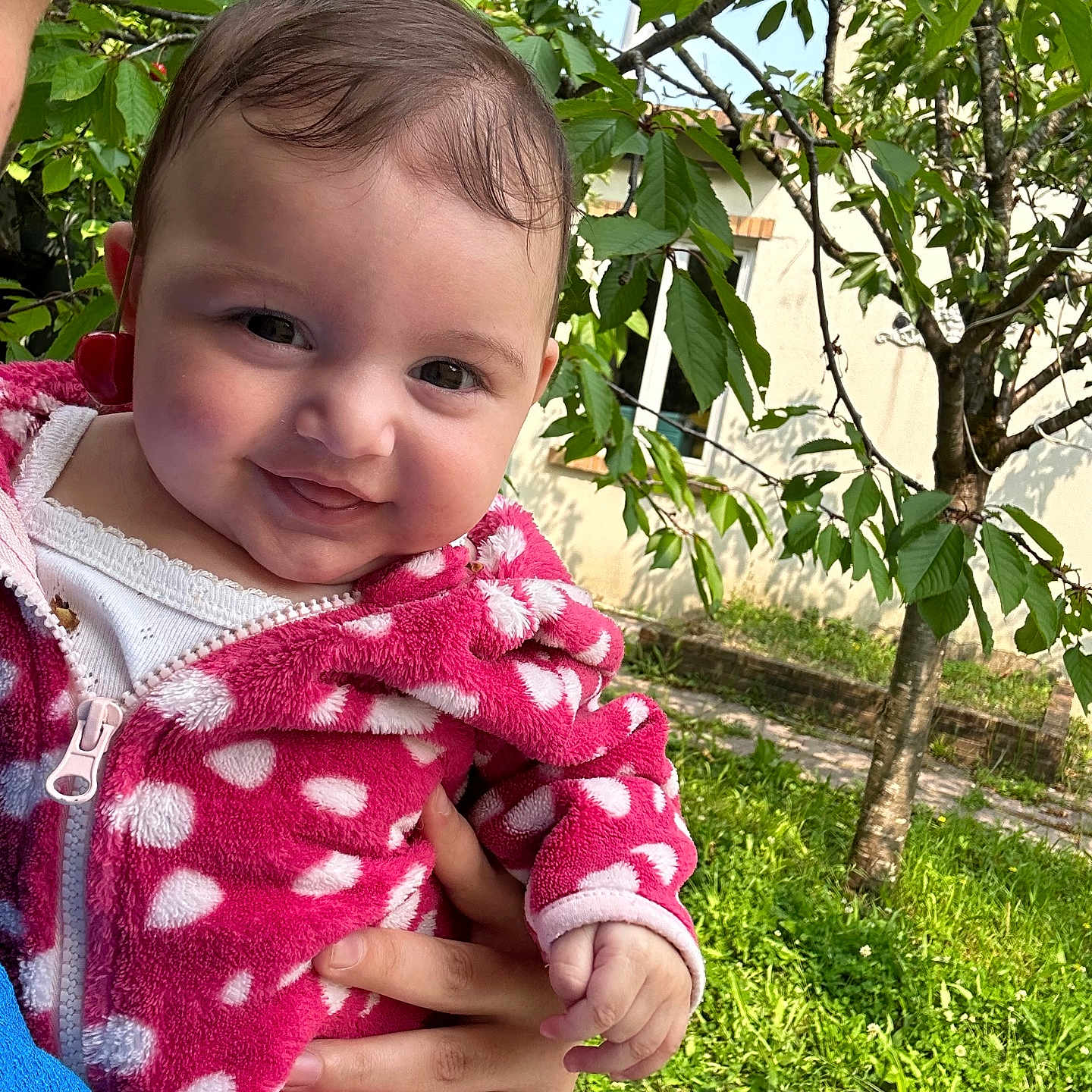 Aleda a rejoint le concours — aidez-le/la à gagner de superbes lots ! baby, child, cute, daylight, face, grass, greenery, hand, holding, house, jacket, nature, outdoor, person, pink, polka_dot, portrait, smile, tree, window