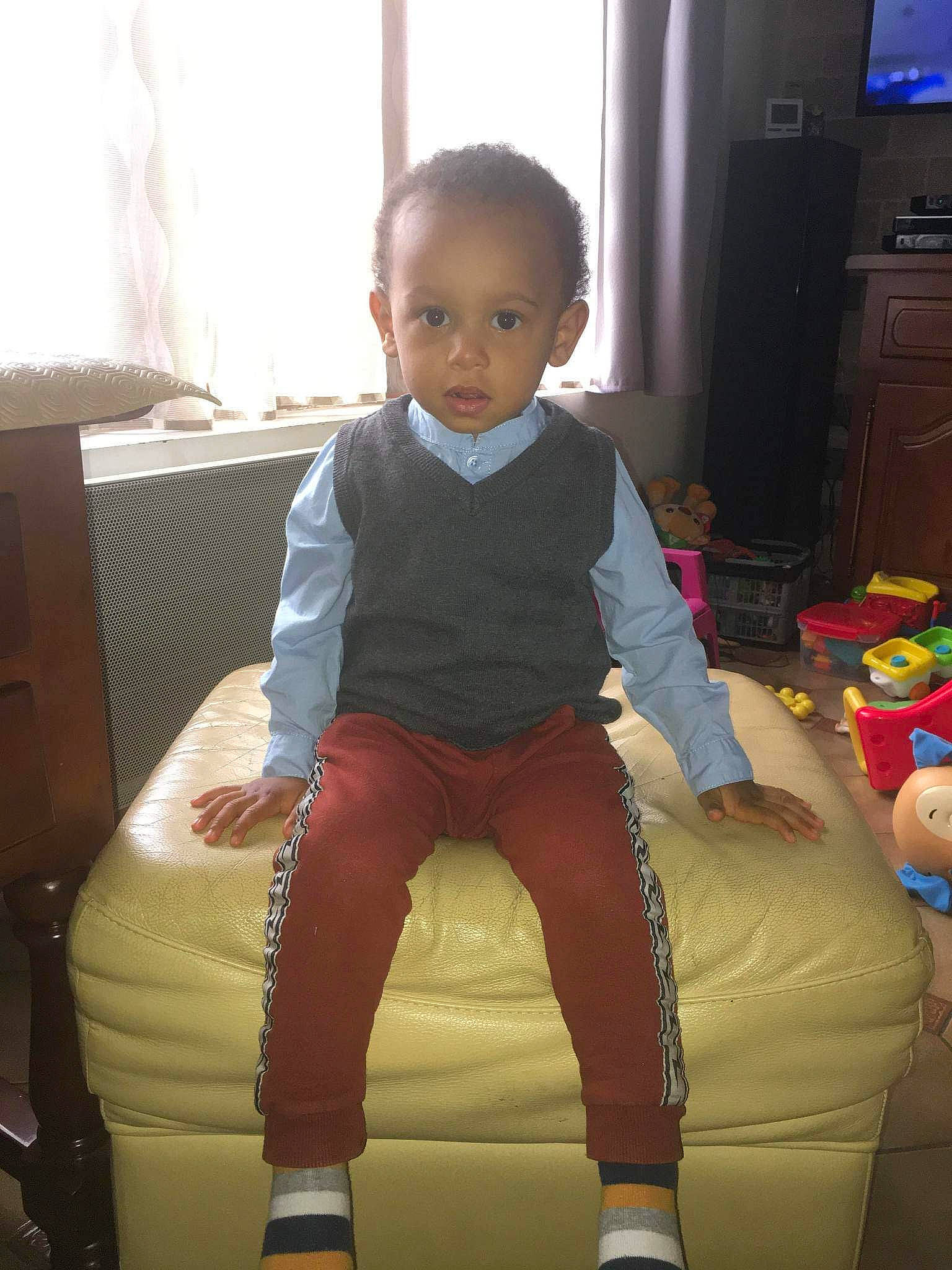 Lyam a rejoint le concours — aidez-le/la à gagner de superbes lots ! baby, baby_toddler_clothing, cabinetry, child, comfort, curtain, flooring, human_leg, knee, lap, living_room, person, product, room, sitting, sleeve, sock, standing, television, thigh