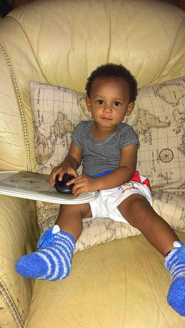 Lyam a rejoint le concours — aidez-le/la à gagner de superbes lots ! baby_toddler_clothing, child, comfort, facial_expression, finger, fun, hairstyle, human_body, human_leg, joint, knee, lap, leg, leisure, person, shorts, skin, sleeve, sock, thigh