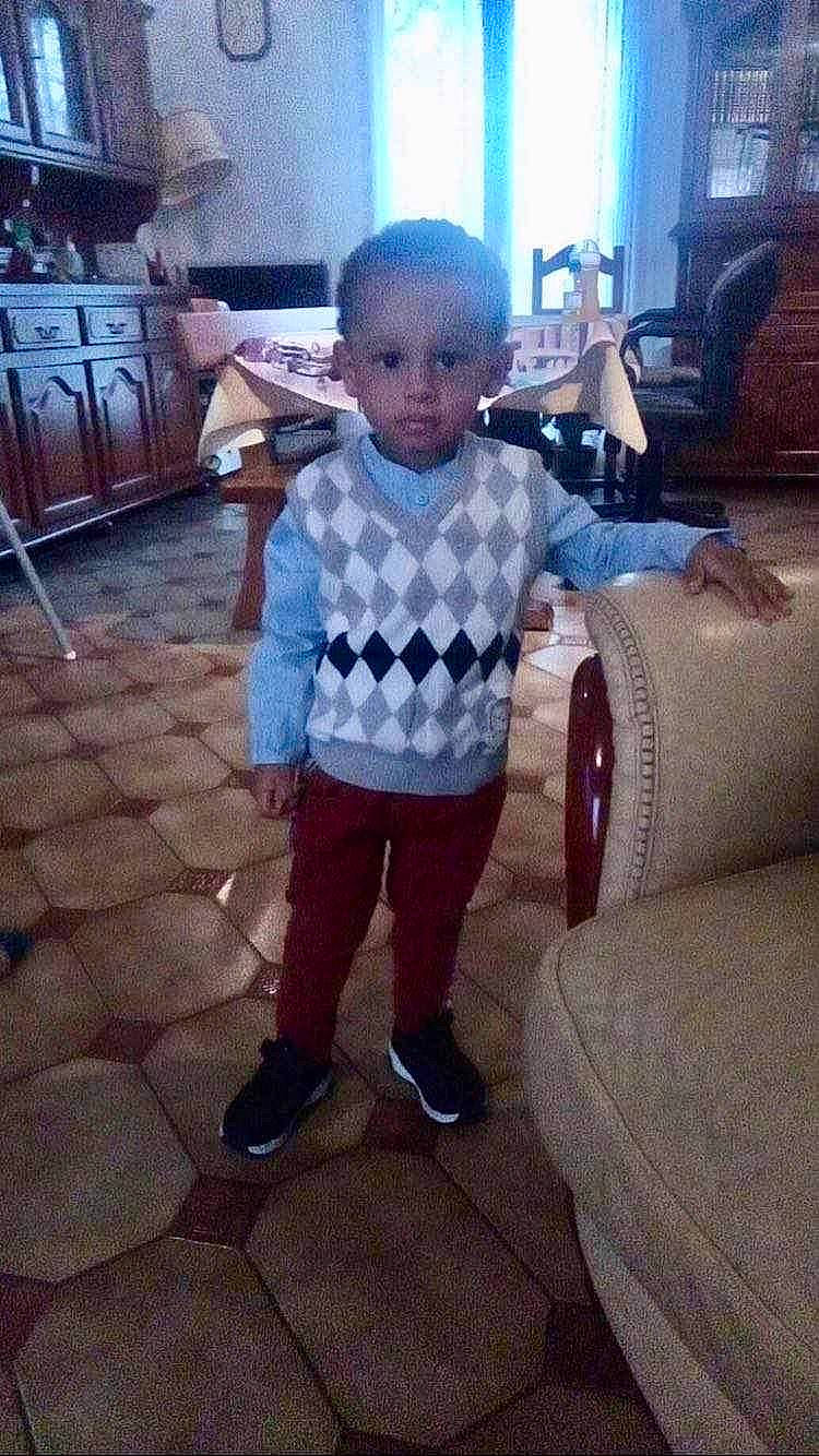 Lyam a rejoint le concours — aidez-le/la à gagner de superbes lots ! child, floor, flooring, fun, happy, head, living_room, metal, pattern, person, picture_frame, plaid, play, sitting, sleeve, sportswear, square, t_shirt, television, toddler