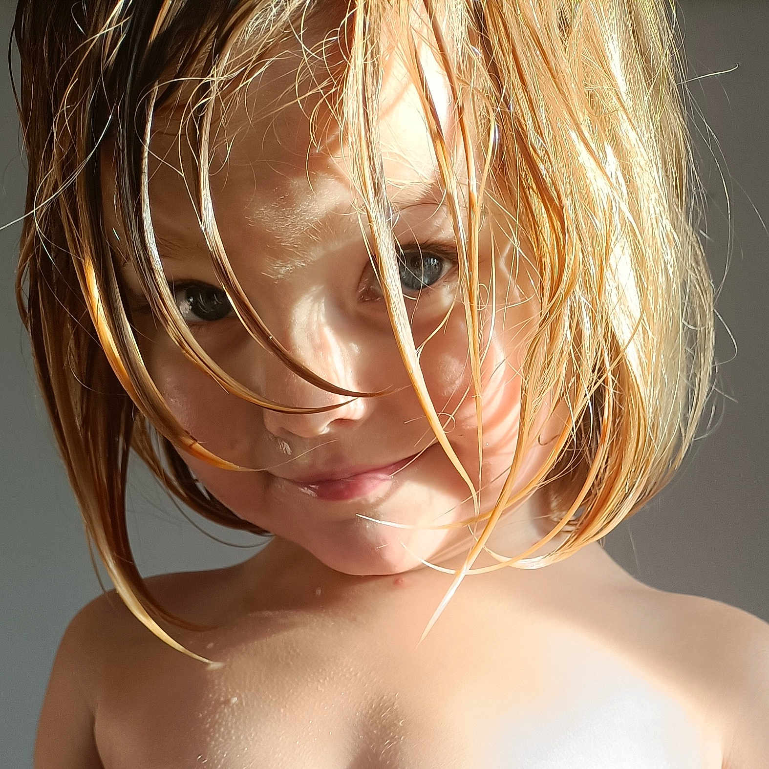 Lexie a rejoint le concours — aidez-le/la à gagner de superbes lots ! bangs, black_hair, chest, chin, ear, eyebrow, eyelash, flash_photography, head, iris, jaw, layered_hair, lip, neck, nose, shoulder, skin, step_cutting, surfer_hair, toy