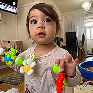 Kenan a rejoint le concours — aidez-le/la à gagner de superbes lots ! bodypart, child, computerhardware, couch, electronics, face, female, finger, girl, hand, hardware, head, indoors, interiordesign, monitor, person, screen, speaker, toy, tv