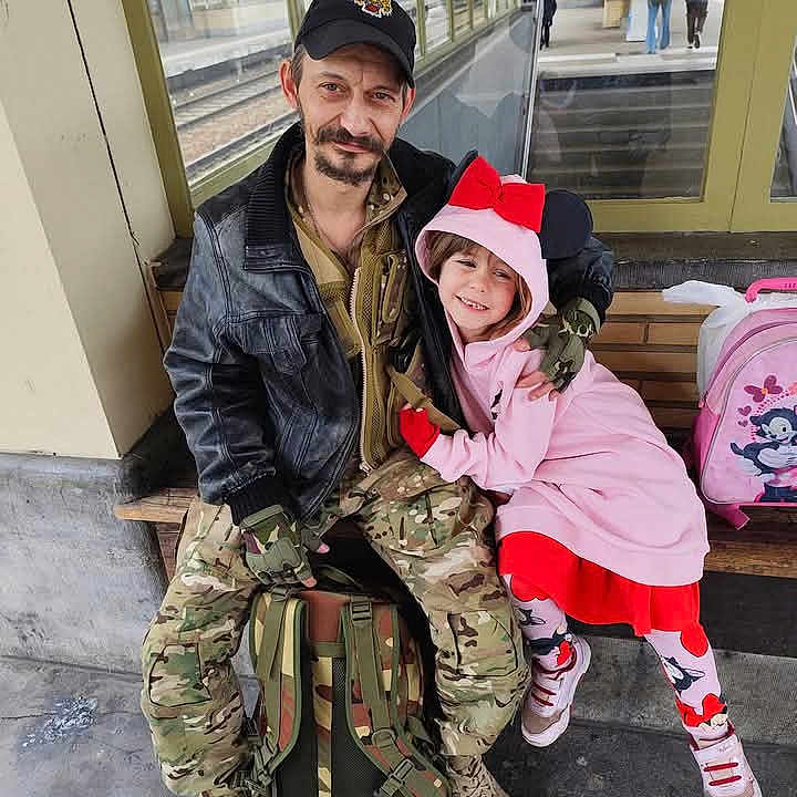 Mirajane a rejoint le concours — aidez-le/la à gagner de superbes lots ! adult, child, clothing, coat, face, female, girl, head, hugging, jacket, male, man, military, militaryuniform, people, person, photography, portrait, selfie, soldier