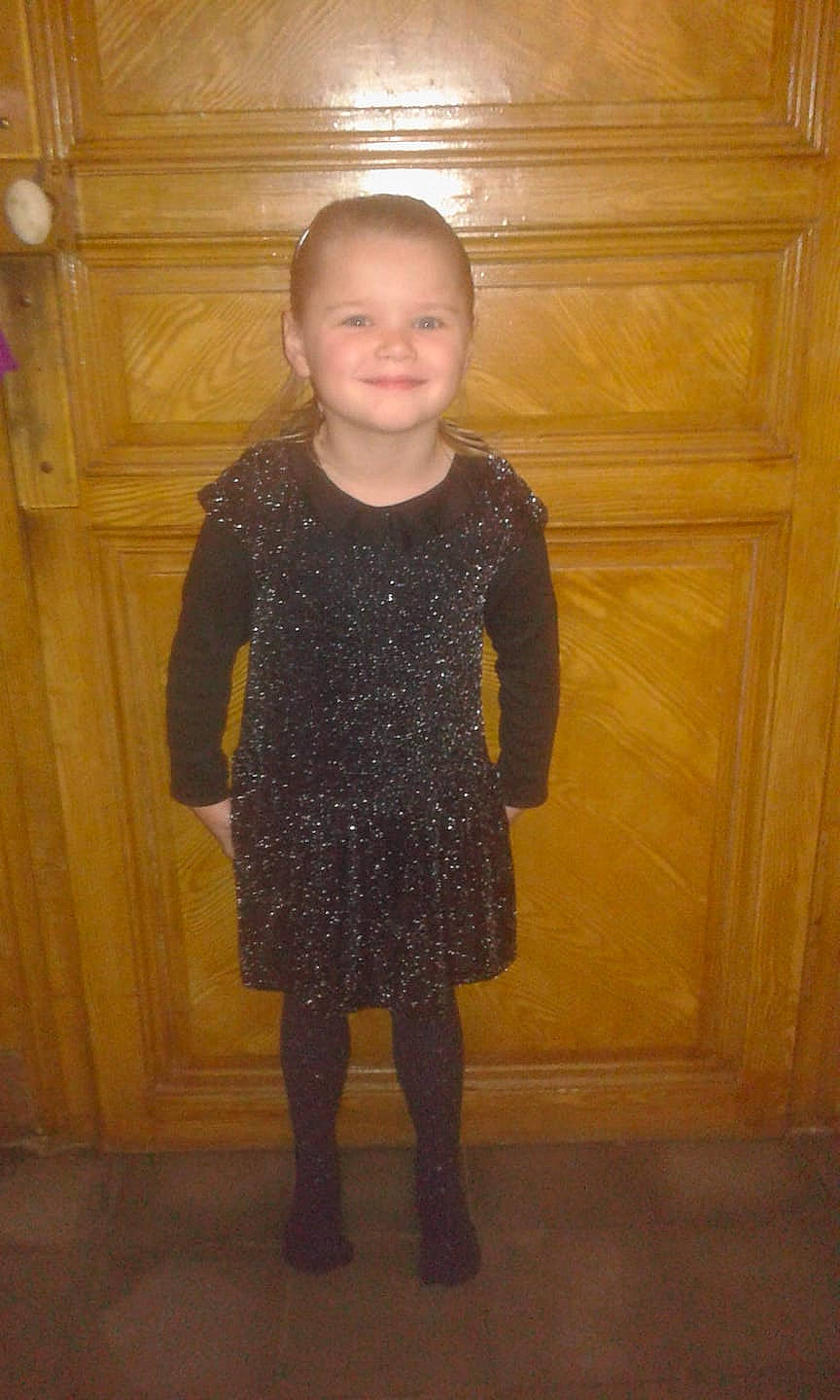 Summer a rejoint le concours — aidez-le/la à gagner de superbes lots ! child, clothing, day, dress, flooring, footwear, fun, girl, joy, outerwear, pattern, person, shoe, smile, snapshot, standing, sweater, textile, tights, toddler