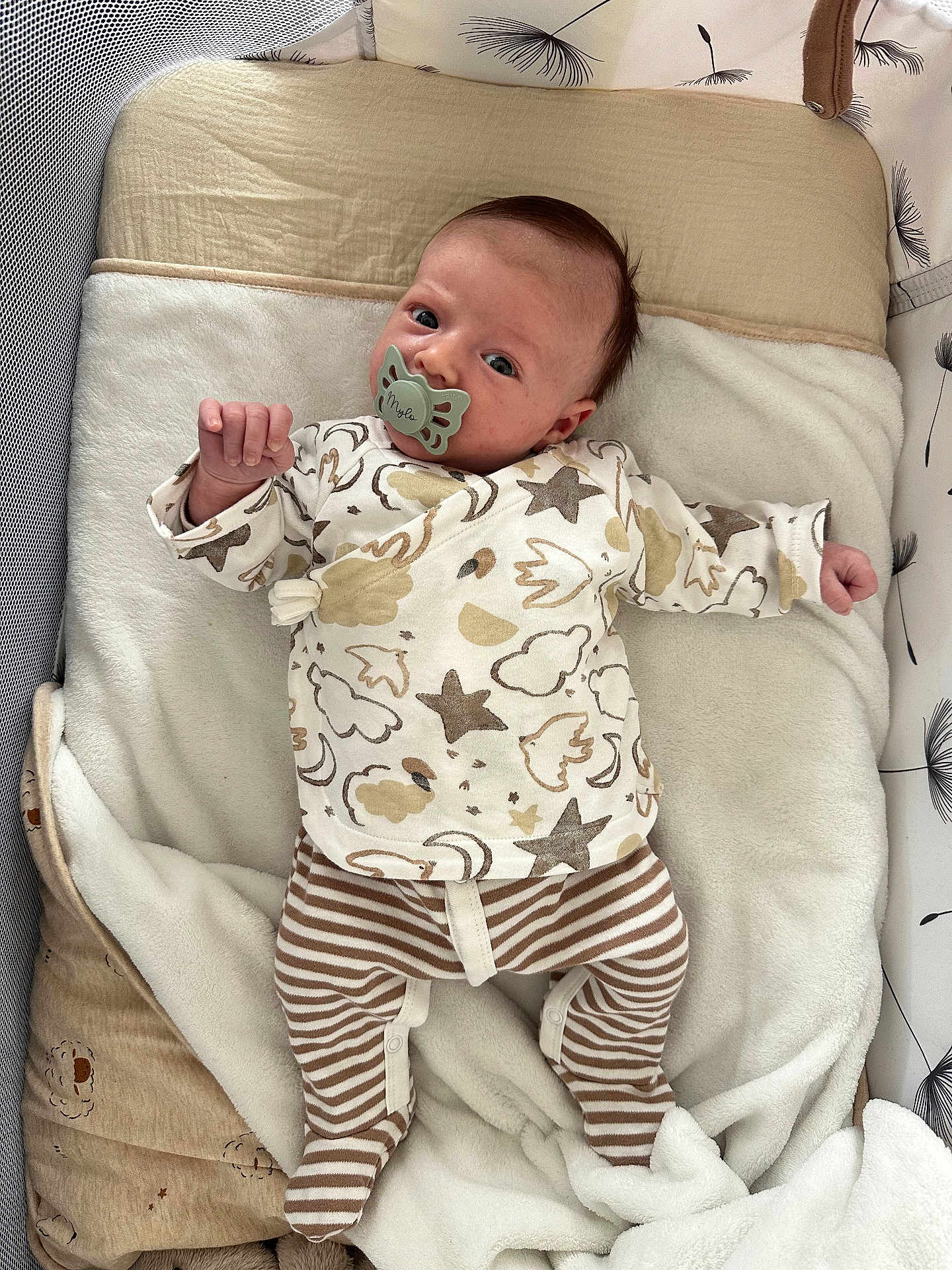 Mylo a rejoint le concours — aidez-le/la à gagner de superbes lots ! baby, infant, newborn, pacifier, bassinet, blanket, onesie, striped_pants, stars_pattern, lying_down, face, eyes, small_hand, soft_fabric, nursery, cozy, portrait, sleepwear, cute, crib