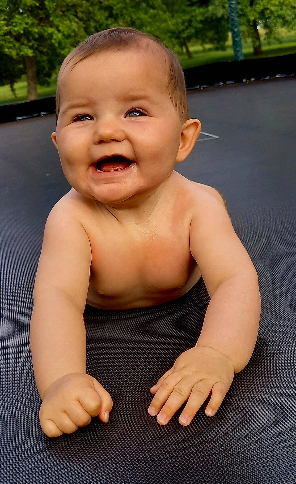 Victoria participe au concours pour gagner de l'argent avec cette photo : baby_toddler_clothing, cheek, chest, eye, facial_expression, finger, gesture, hand, happy, head, human_body, iris, joy, lip, mouth, nose, person, skin, sleeve, smile