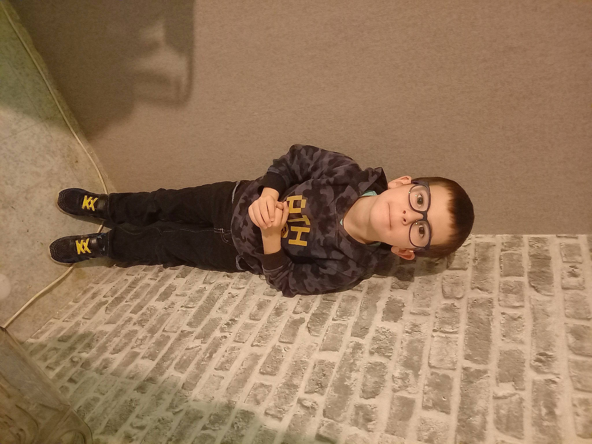 Timeo participe au concours pour gagner de l'argent avec cette photo : boot, cool, floor, flooring, outdoor_shoe, person, shadow, walking_shoe