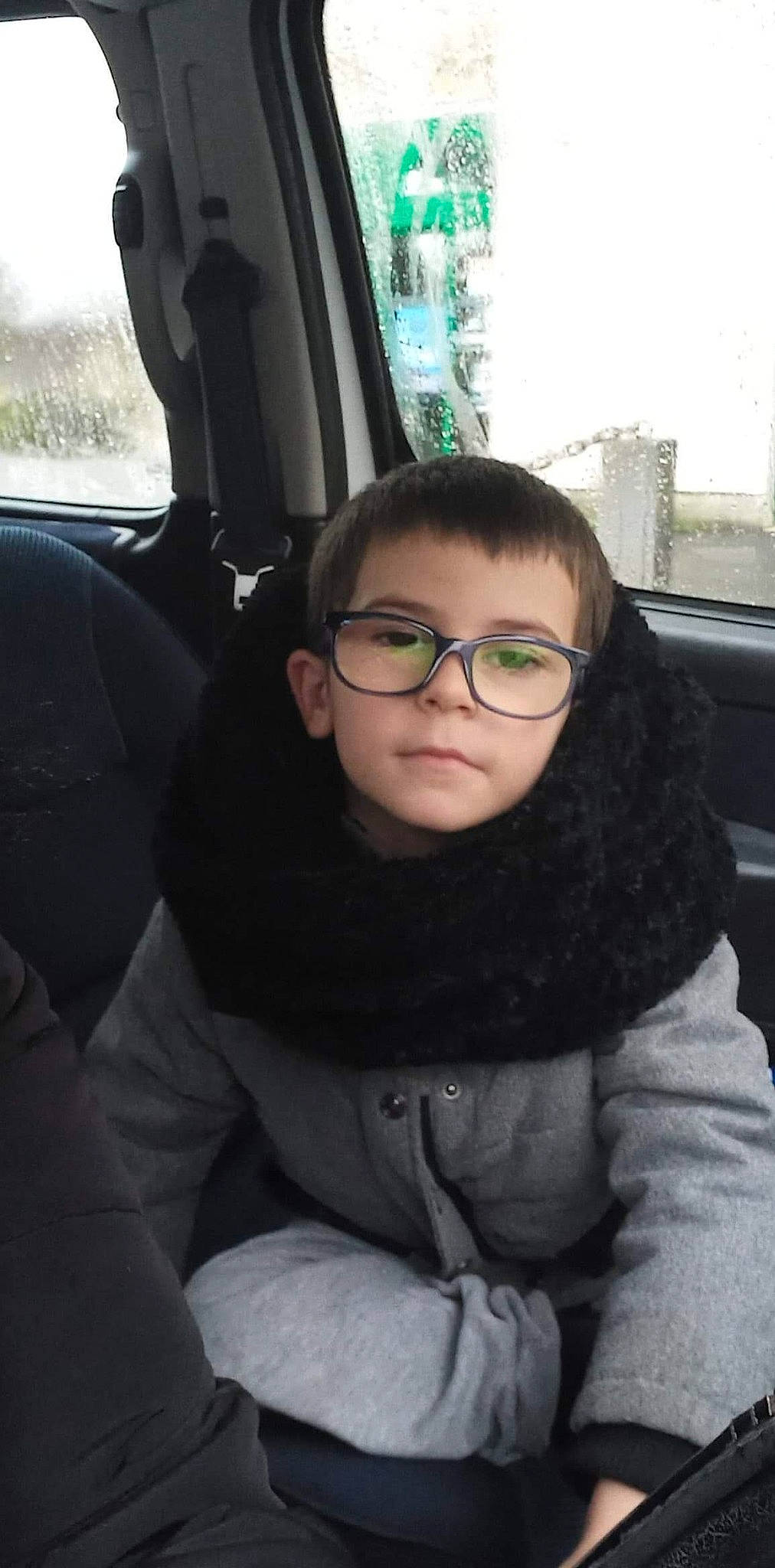 Timeo a rejoint le concours — aidez-le/la à gagner de superbes lots ! car, car_seat, child, cool, eyebrow, eyewear, face, family_car, fun, glasses, hairstyle, head_restraint, motor_vehicle, person, sitting, steering_wheel, vehicle, vehicle_door, vision_care, window
