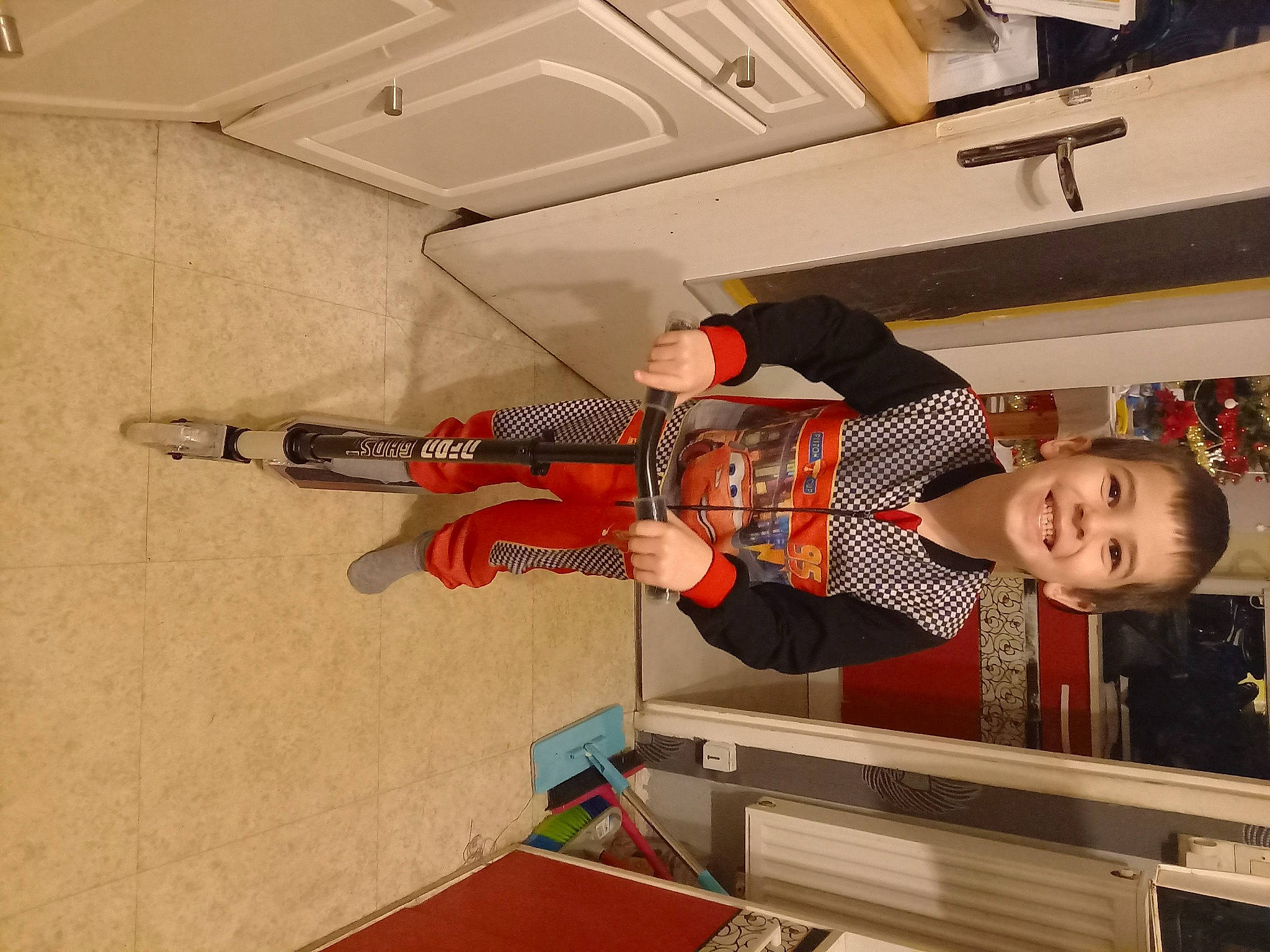 Timeo participe au concours pour gagner de l'argent avec cette photo : building, ceiling, flooring, fun, hardwood, house, joy, orange, pattern, person, recreation, room, smile, stairs, standing, t_shirt, toddler, wood