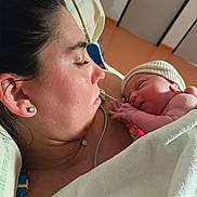 Maëlan a rejoint le concours — aidez-le/la à gagner de superbes lots ! mother, newborn, baby, hospital, skin, face, earring, blanket, bed, comfort, love, tenderness, rest, sleep, woman, person, healthcare, intimacy, closeup, family