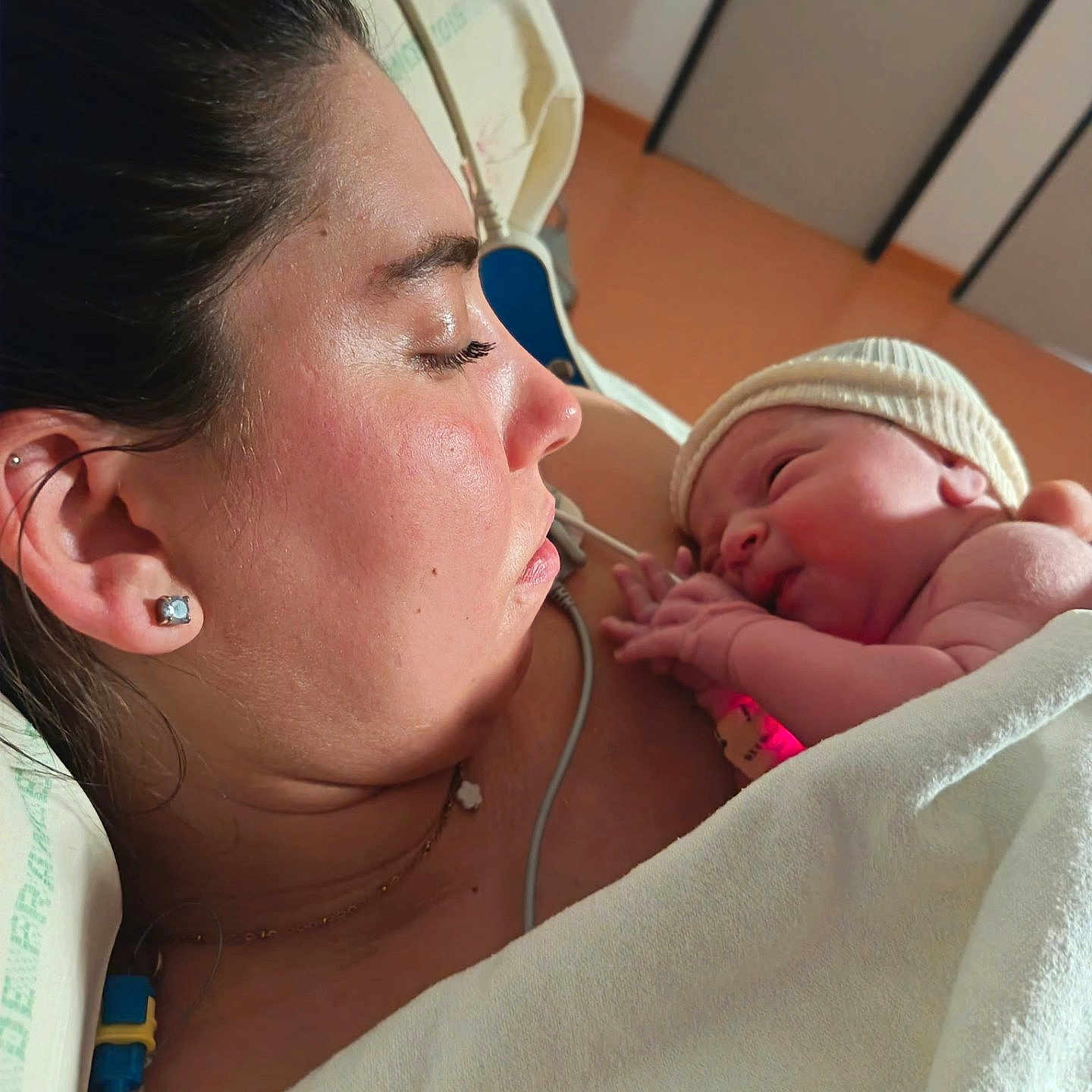 Maëlan a rejoint le concours — aidez-le/la à gagner de superbes lots ! mother, newborn, baby, hospital, skin, face, earring, blanket, bed, comfort, love, tenderness, rest, sleep, woman, person, healthcare, intimacy, closeup, family