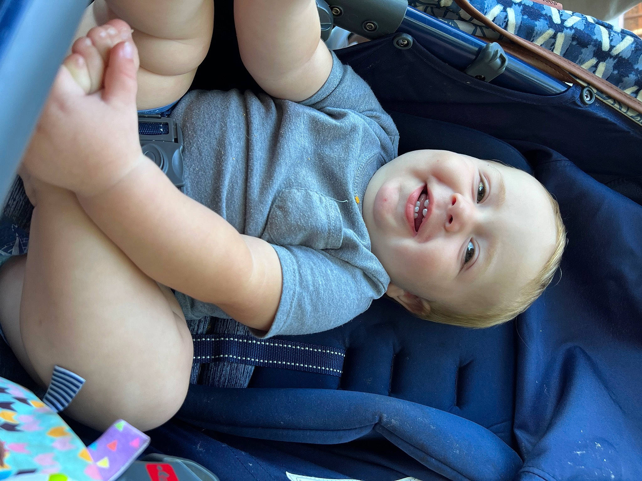 Axel is registered to the contest to win money with this photo: auto_part, baby, baby_toddler_clothing, beauty, blue, car_seat, child, comfort, electric_blue, facial_expression, fun, gesture, grass, happy, joy, mouth, person, product, skin, smile