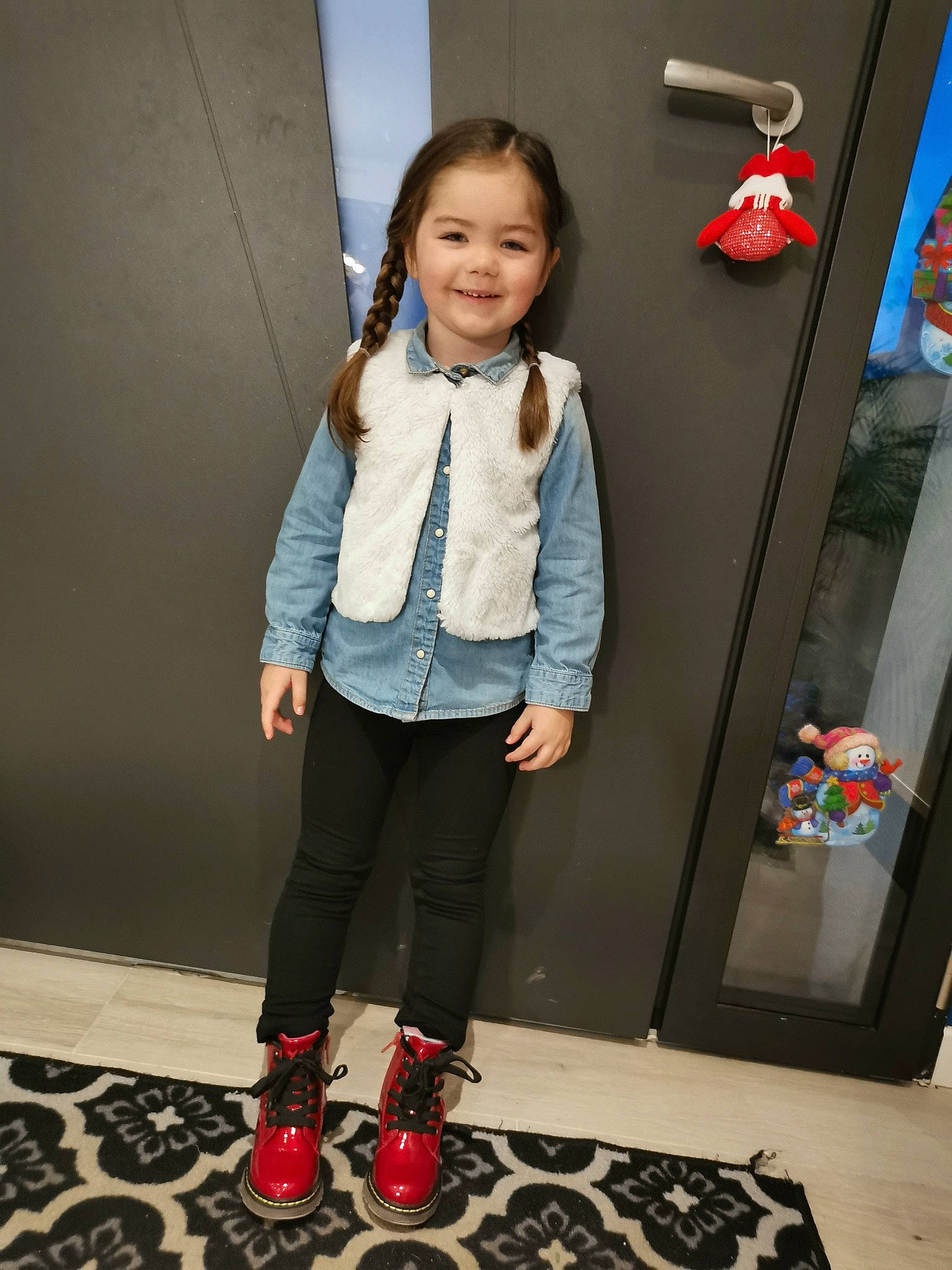 Maïna participe au concours pour gagner de l'argent avec cette photo : bag, child, denim, electric_blue, event, fashion_accessory, fashion_design, flooring, fun, human_leg, joy, knee, pattern, person, room, sleeve, smile, street_fashion, t_shirt, thigh