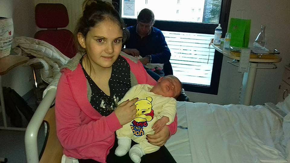 Iliana a rejoint le concours — aidez-le/la à gagner de superbes lots ! abdomen, arm, child, fun, girl, infant, person, product, smile, trunk, under_exposed