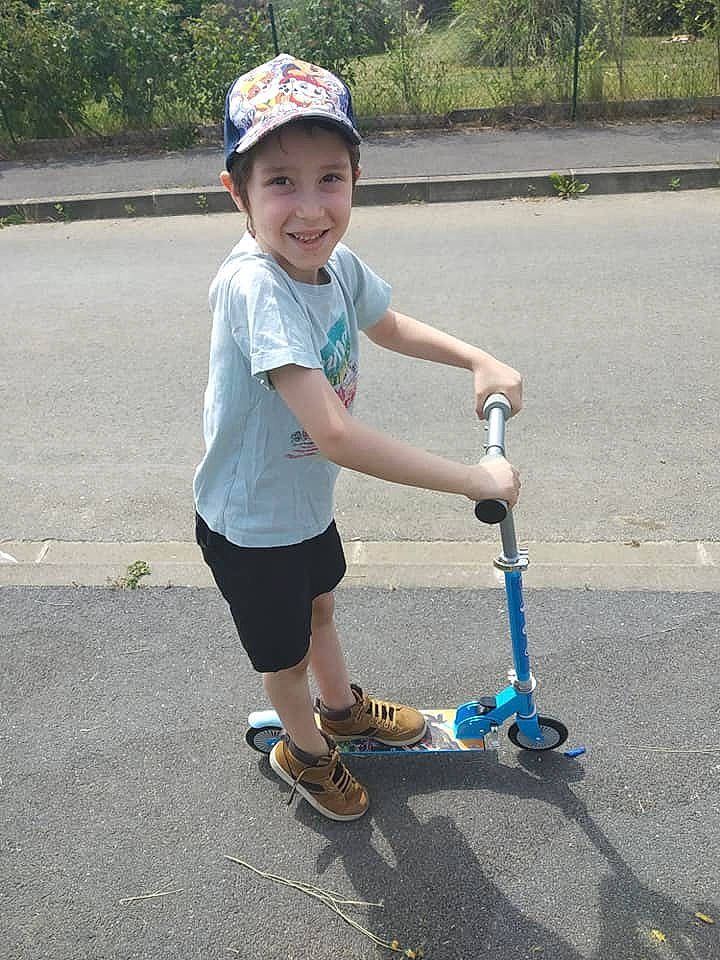Thymeo participe au concours pour gagner de l'argent avec cette photo : child, headwear, joy, kick_scooter, person, play, recreation, vehicle