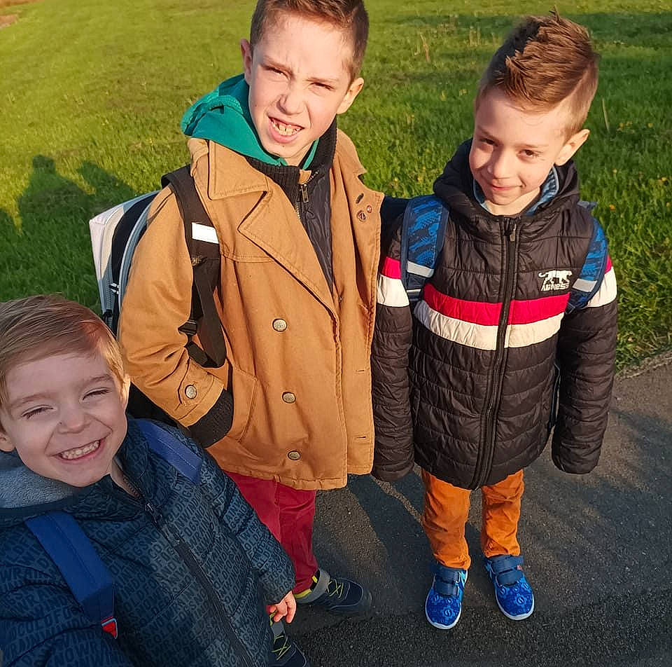 Thymeo a rejoint le concours — aidez-le/la à gagner de superbes lots ! anger, cool, eye, face, footwear, friendship, gesture, grass, hair, happy, head, jacket, joy, leisure, outerwear, people_in_nature, person, personal_protective_equipment, recreation, shoe