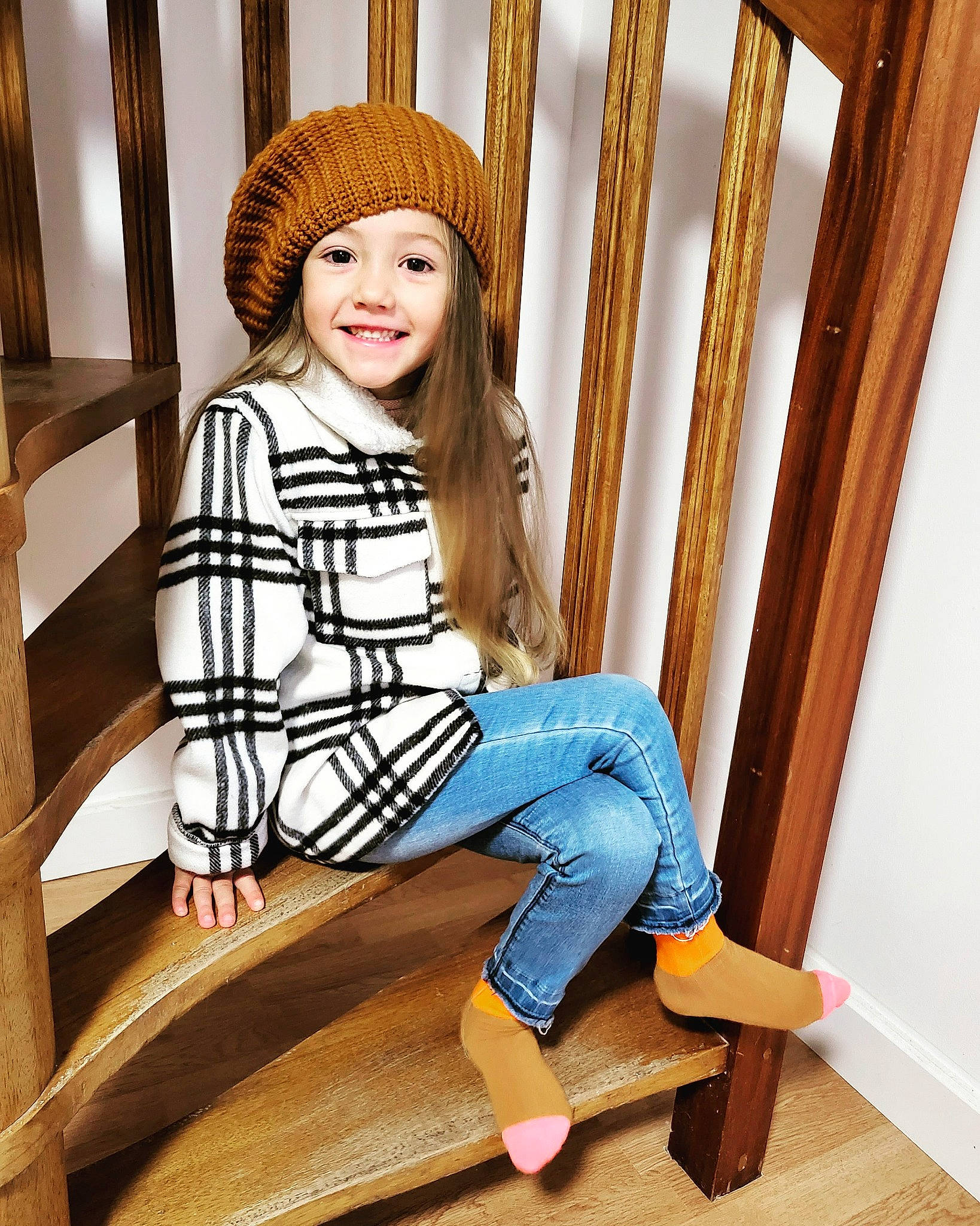 Lara a rejoint le concours — aidez-le/la à gagner de superbes lots ! brown_hair, comfort, electric_blue, fashion_design, happy, headwear, human_body, human_leg, joy, knee, leg, long_hair, neck, person, shoe, shoulder, skin, sleeve, smile, standing