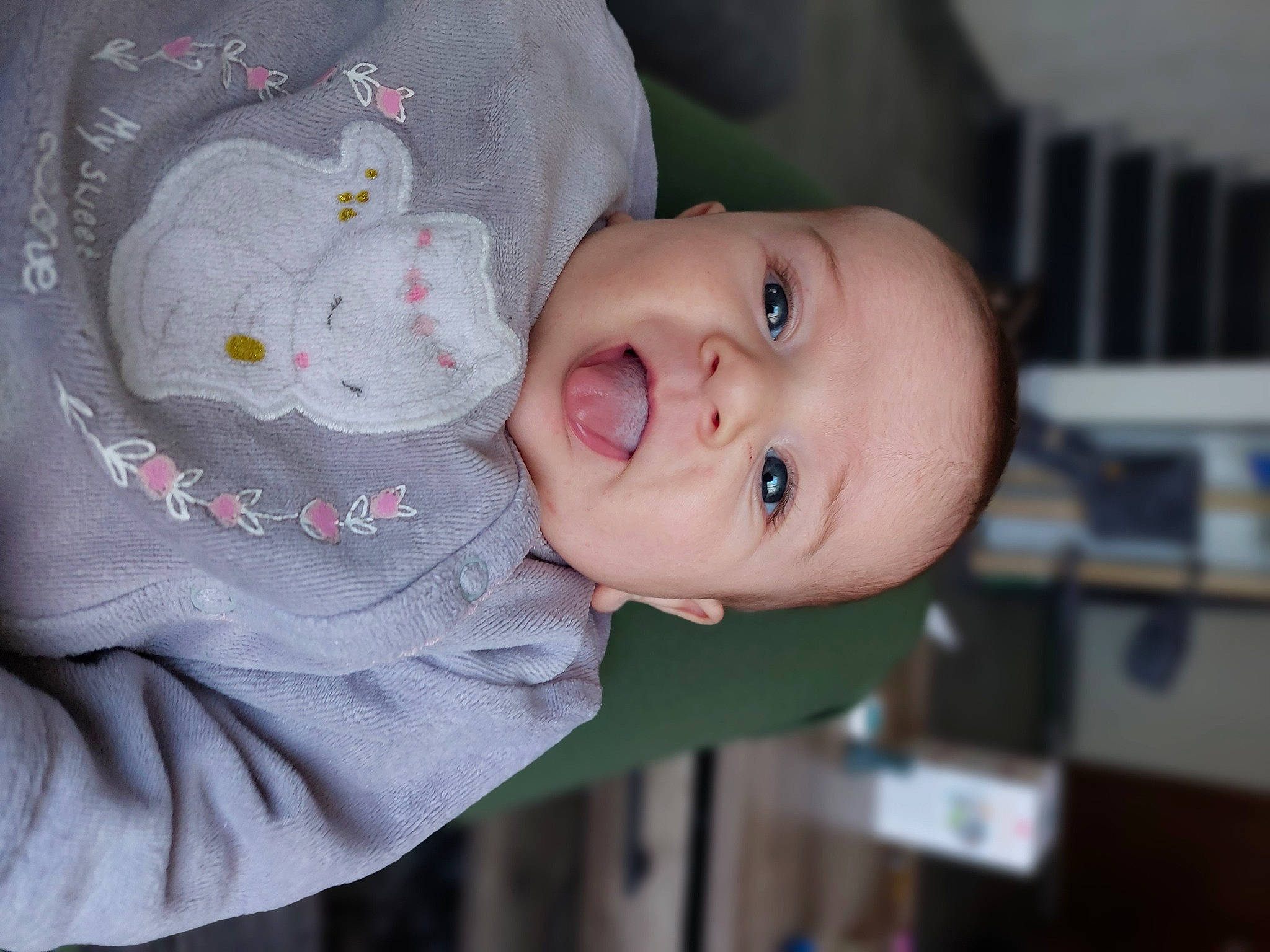 Ellie a rejoint le concours — aidez-le/la à gagner de superbes lots ! baby, baby_products, baby_toddler_clothing, cheek, child, chin, comfort, eye, eyelash, face, facial_expression, human_body, iris, lip, mouth, nose, person, skin, sleeve, smile