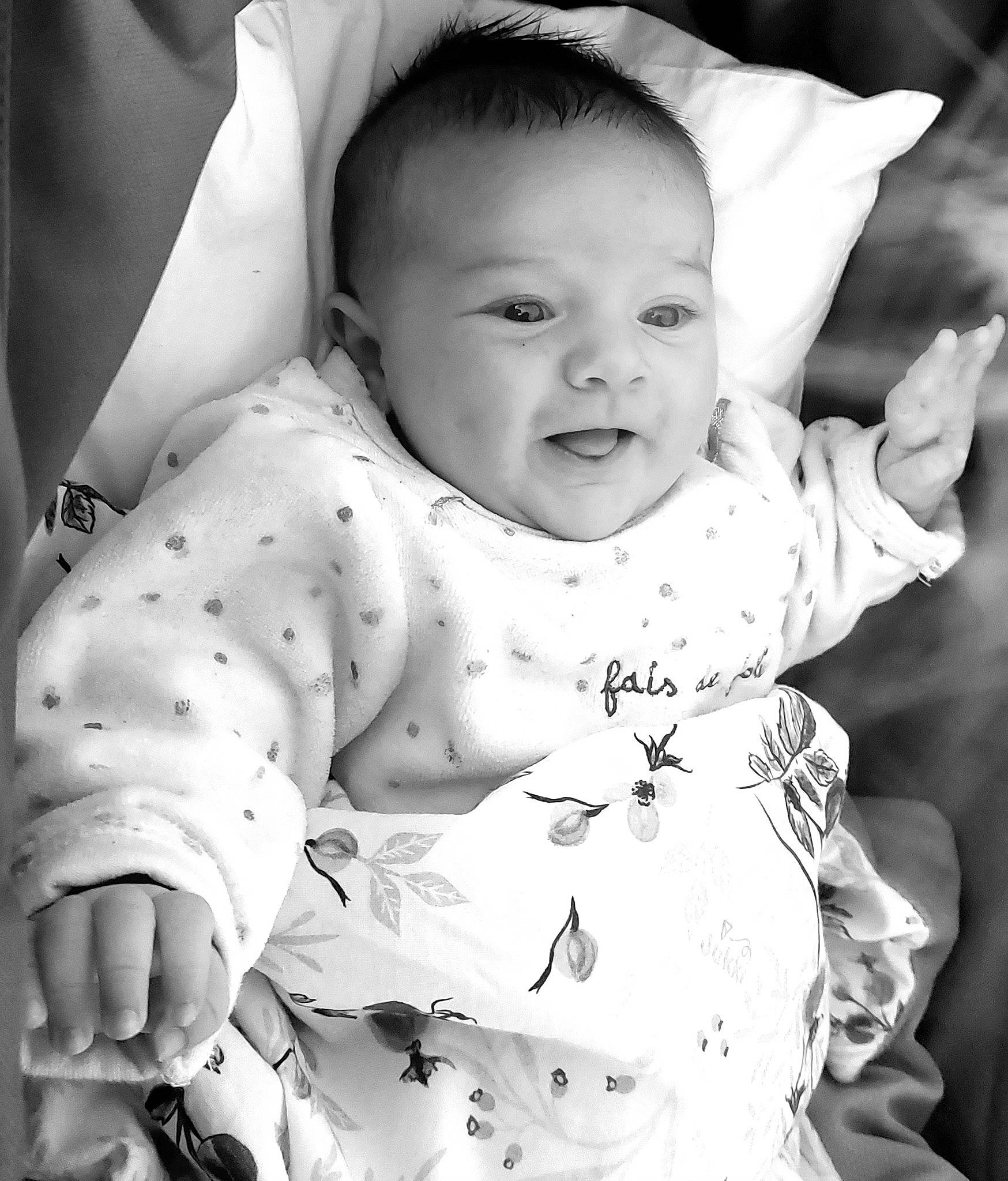 Ellie a rejoint le concours — aidez-le/la à gagner de superbes lots ! baby, baby_toddler_clothing, black, black_and_white, cheek, comfort, dress, face, flash_photography, gesture, happy, head, human_body, person, photograph, skin, sleeve, smile, style, toddler