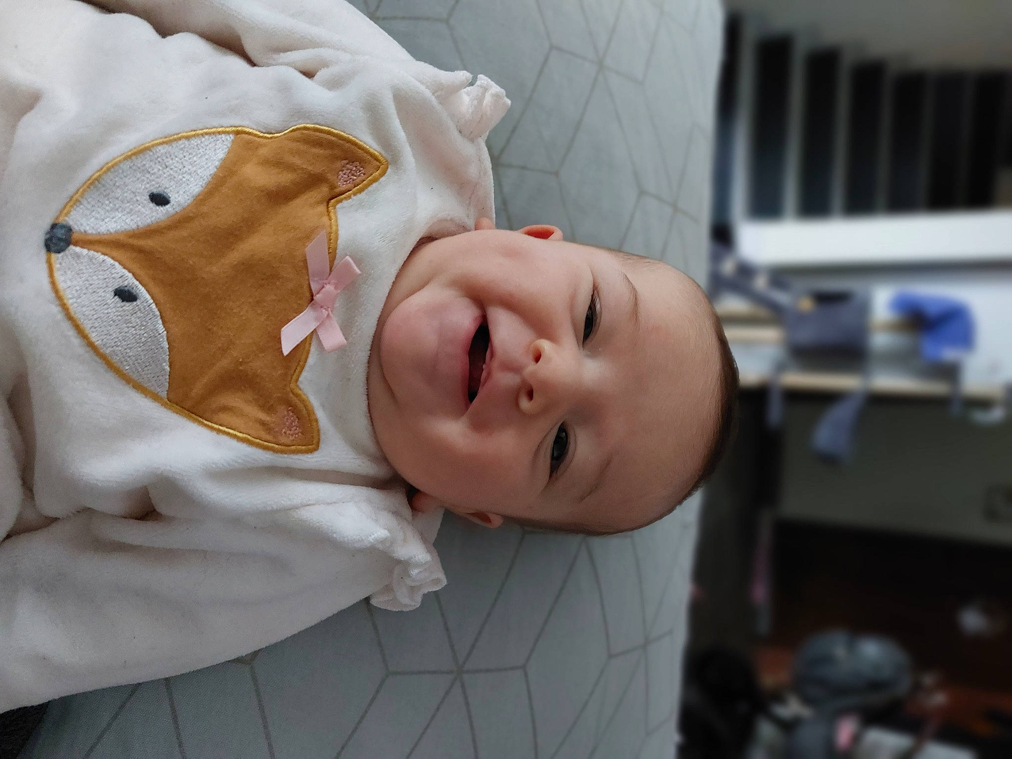 Ellie a rejoint le concours — aidez-le/la à gagner de superbes lots ! baby, baby_toddler_clothing, cheek, child, chin, comfort, eye, face, facial_expression, fun, happy, hat, mouth, nose, person, portrait_photography, room, sleeve, smile, toddler