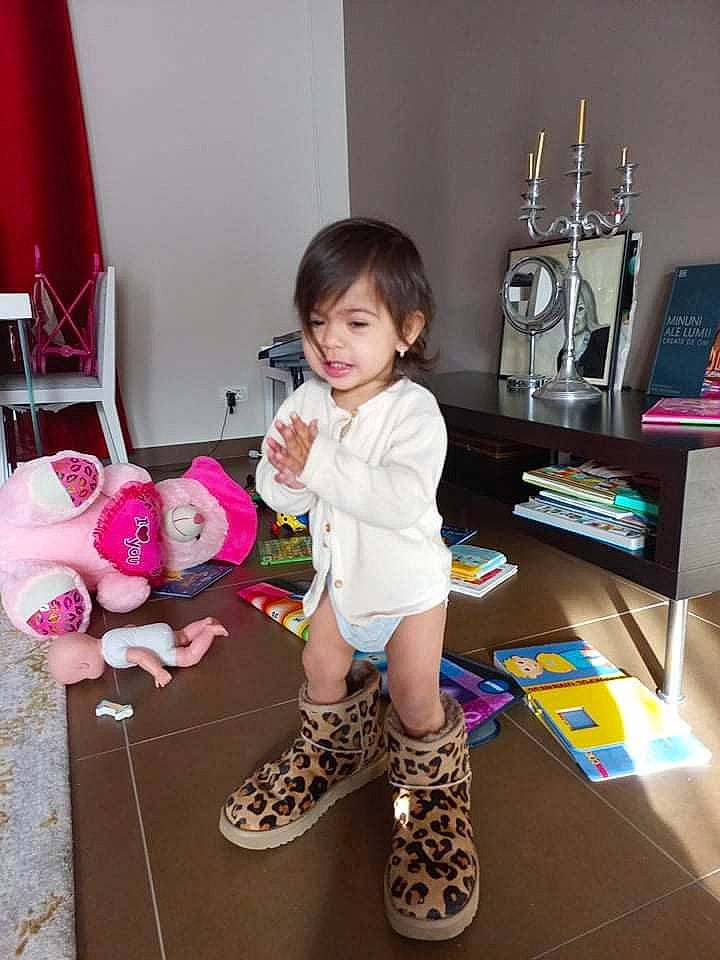 Rosalina a rejoint le concours — aidez-le/la à gagner de superbes lots ! baby_toddler_clothing, beauty, child, eye, face, floor, flooring, foot, human_leg, joint, knee, leg, person, pink, sandal, skin, sleeve, sneakers, sock, thigh