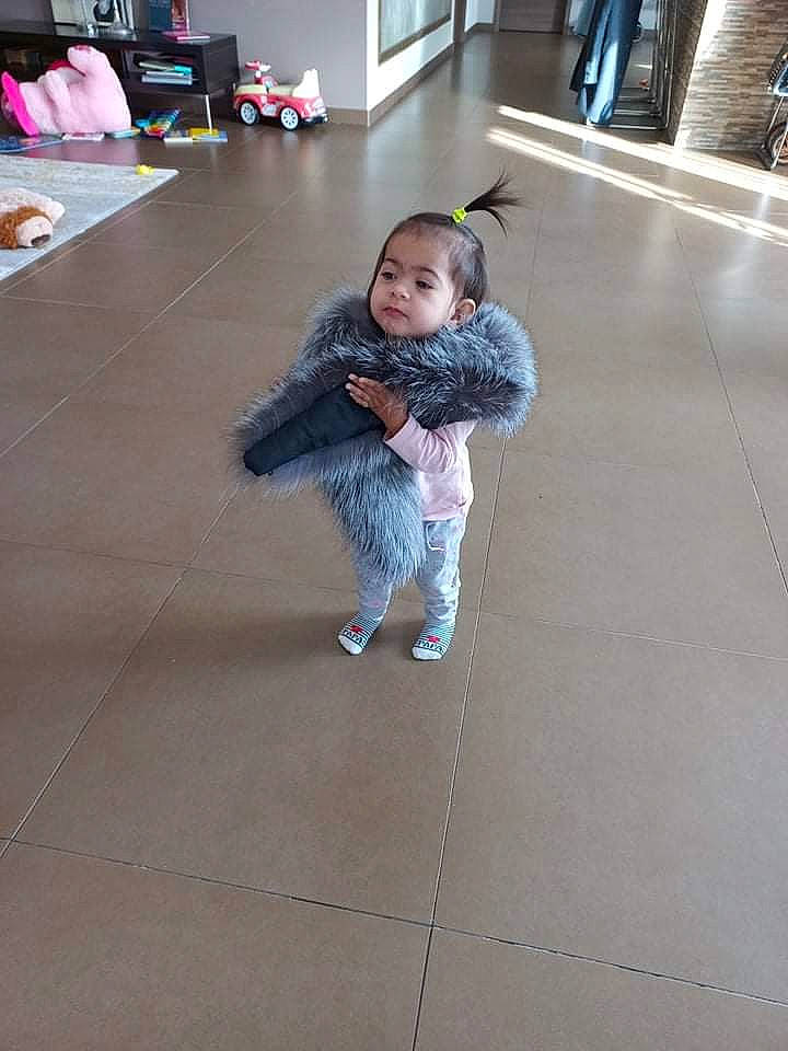 Rosalina a rejoint le concours — aidez-le/la à gagner de superbes lots ! baby, barefoot, child, cleanliness, floor, flooring, foot, fun, fur, hardwood, human_leg, leg, leisure, luggage_and_bags, person, sandal, sidewalk, sitting, thigh, toddler