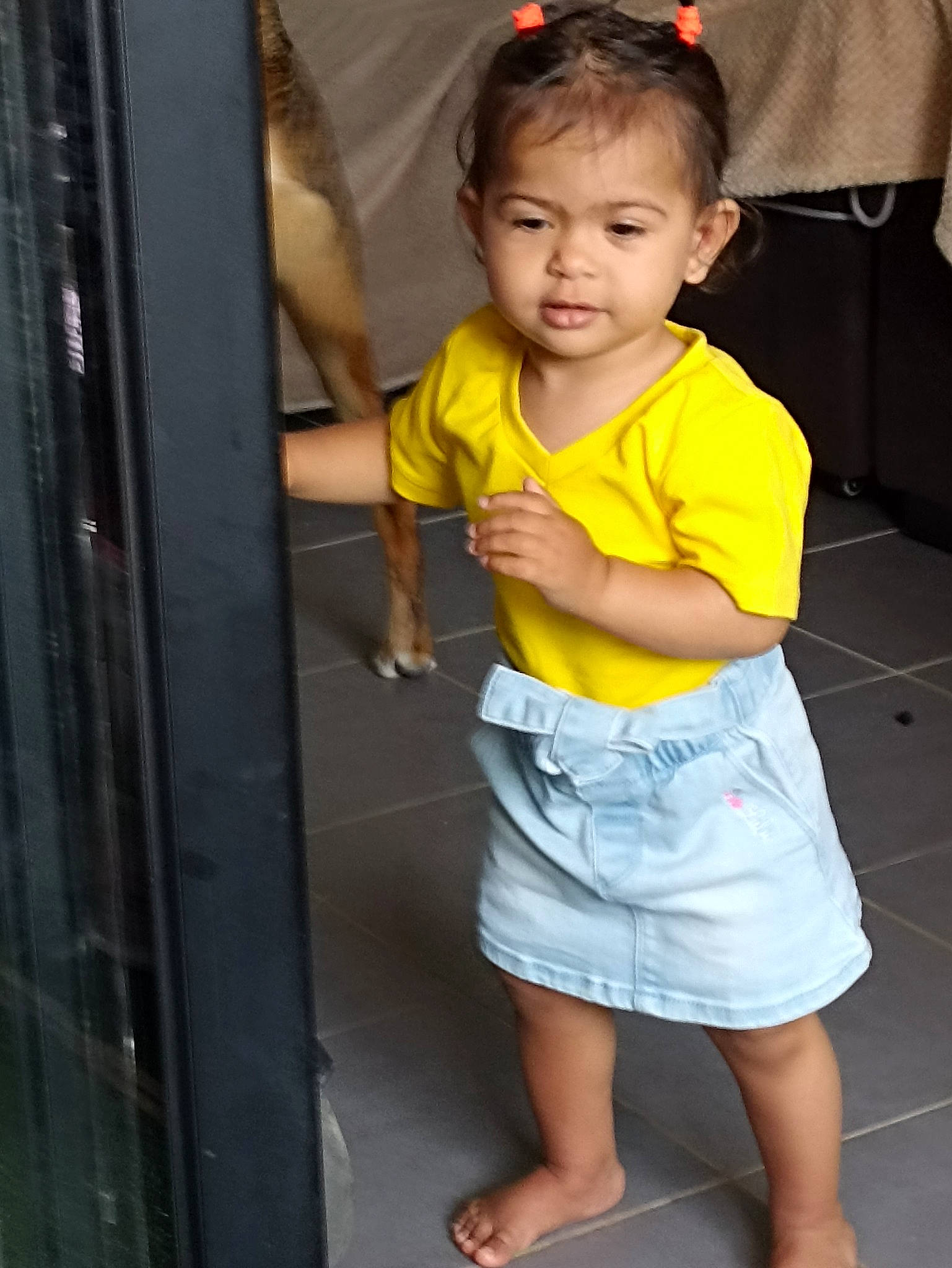 Rosalina a rejoint le concours — aidez-le/la à gagner de superbes lots ! baby_toddler_clothing, chair, chin, cool, face, facial_expression, fun, happy, human_leg, leg, mammal, person, photograph, skin, sleeve, snapshot, standing, t_shirt, thigh, toddler