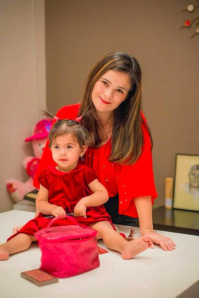 Rosalina participe au concours pour gagner de l'argent avec cette photo : baby, baby_toddler_clothing, child, dress, event, facial_expression, fashion_design, flooring, fun, happy, joy, magenta, person, picture_frame, shorts, sitting, skin, smile, sock, standing