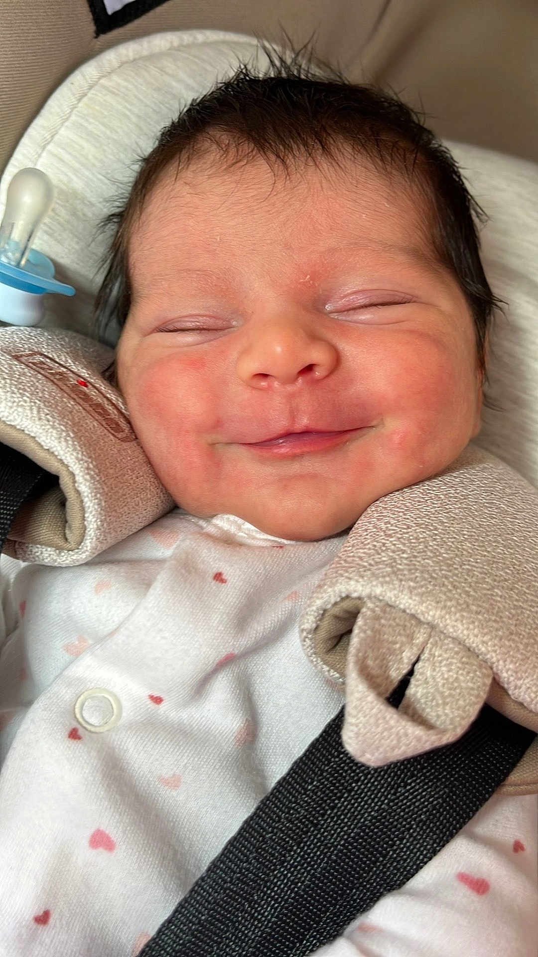 Sabrina participe au concours pour gagner de l'argent avec cette photo : newborn, baby, smiling, car_seat, infant, face, clothing, straps, closeup, cute, sleepy, child, person, soft, pink, white, happy, portrait, young, indoors