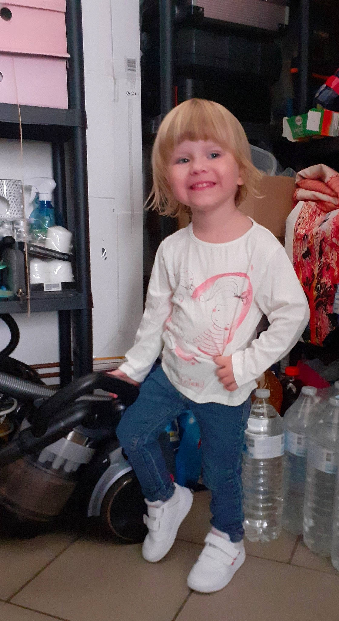 Julia a rejoint le concours — aidez-le/la à gagner de superbes lots ! baby_toddler_clothing, blond, bottle, bottled_water, child, denim, drinking_water, drinkware, eye, jeans, joy, mouth, person, plastic_bottle, shelf, shelving, shoe, sneakers, t_shirt, toddler