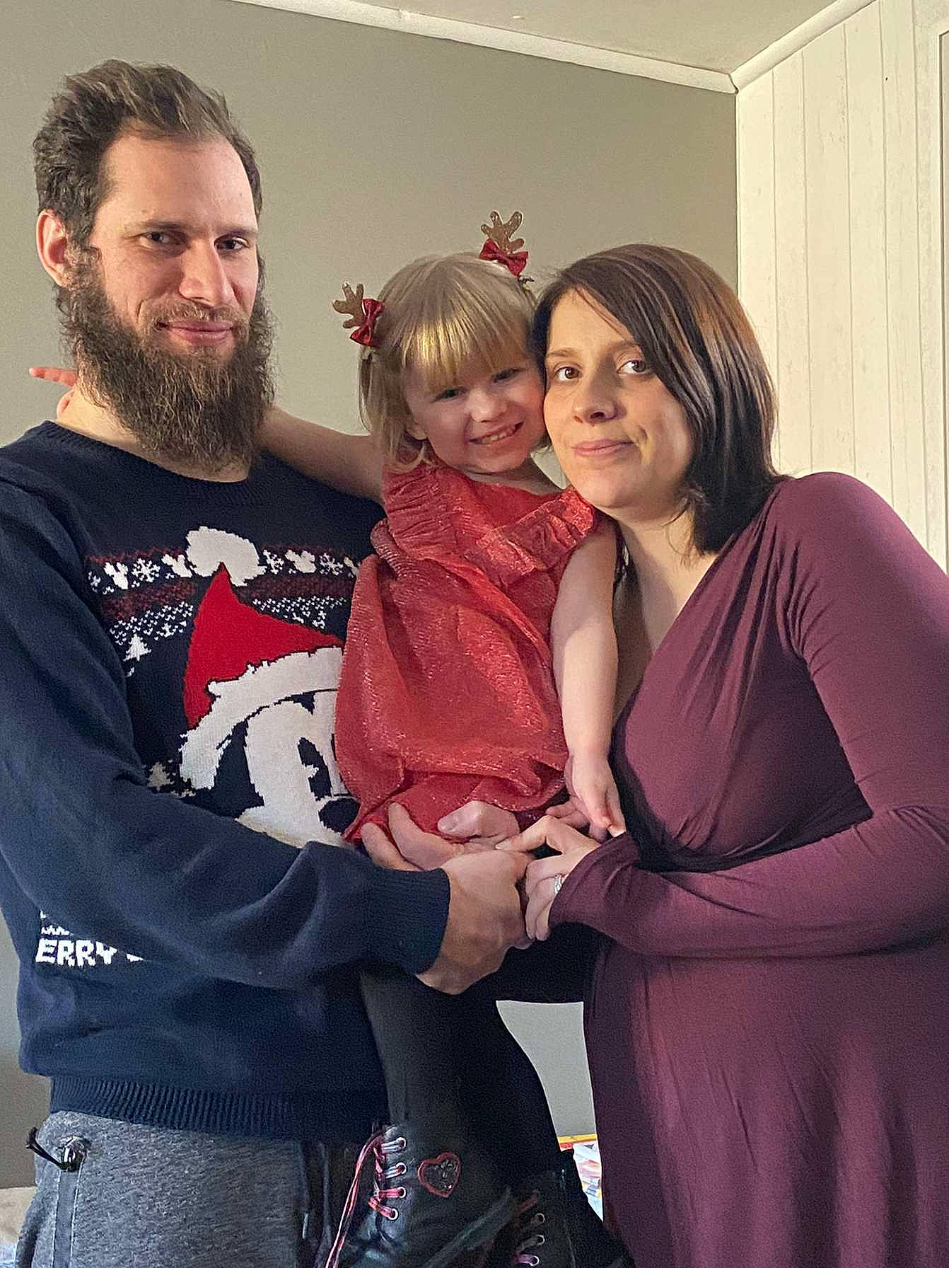 Julia participe au concours pour gagner de l'argent avec cette photo : baby, beard, cocktail_dress, curtain, day_dress, dress, facial_hair, family, human, joy, love, moustache, one_piece_garment, person, sleeve, window_treatment