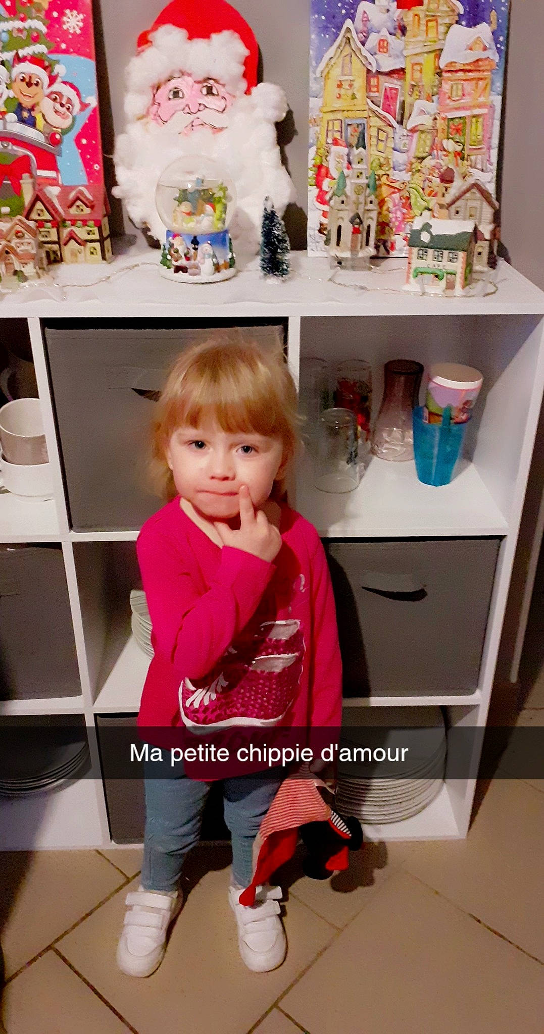 Julia a rejoint le concours — aidez-le/la à gagner de superbes lots ! baby_toddler_clothing, cabinetry, child_model, collection, cupboard, drawer, kitchen_appliance, long_sleeved_t_shirt, person, room, shelf, shelving, stuffed_toy