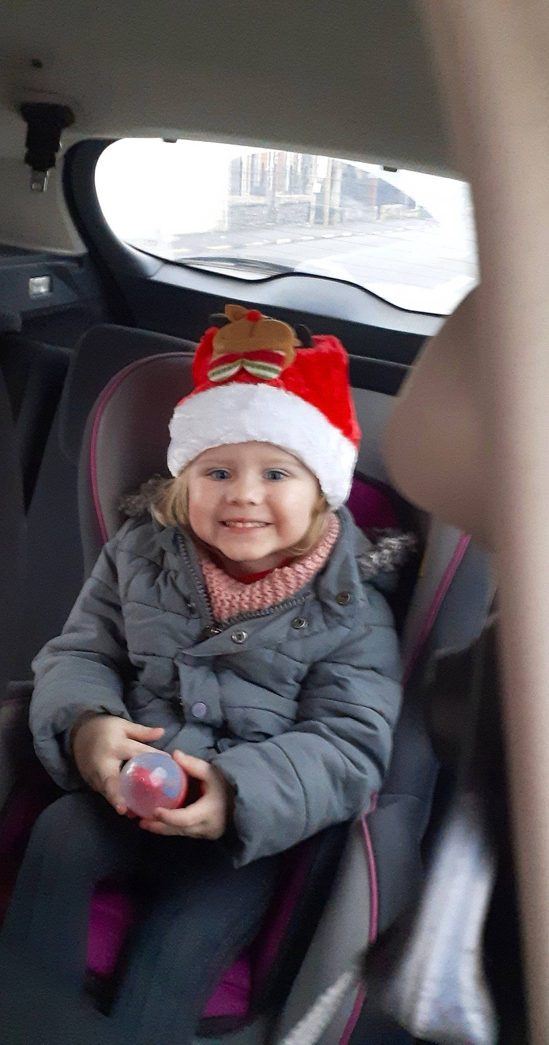 Julia a rejoint le concours — aidez-le/la à gagner de superbes lots ! baby, baby_laughing, baby_toddler_clothing, beanie, bonnet, car_seat, car_seat_cover, carmine, child, christmas, comfort, fictional_character, head_restraint, headwear, hood, joy, laugh, mode_of_transport, person, toddler