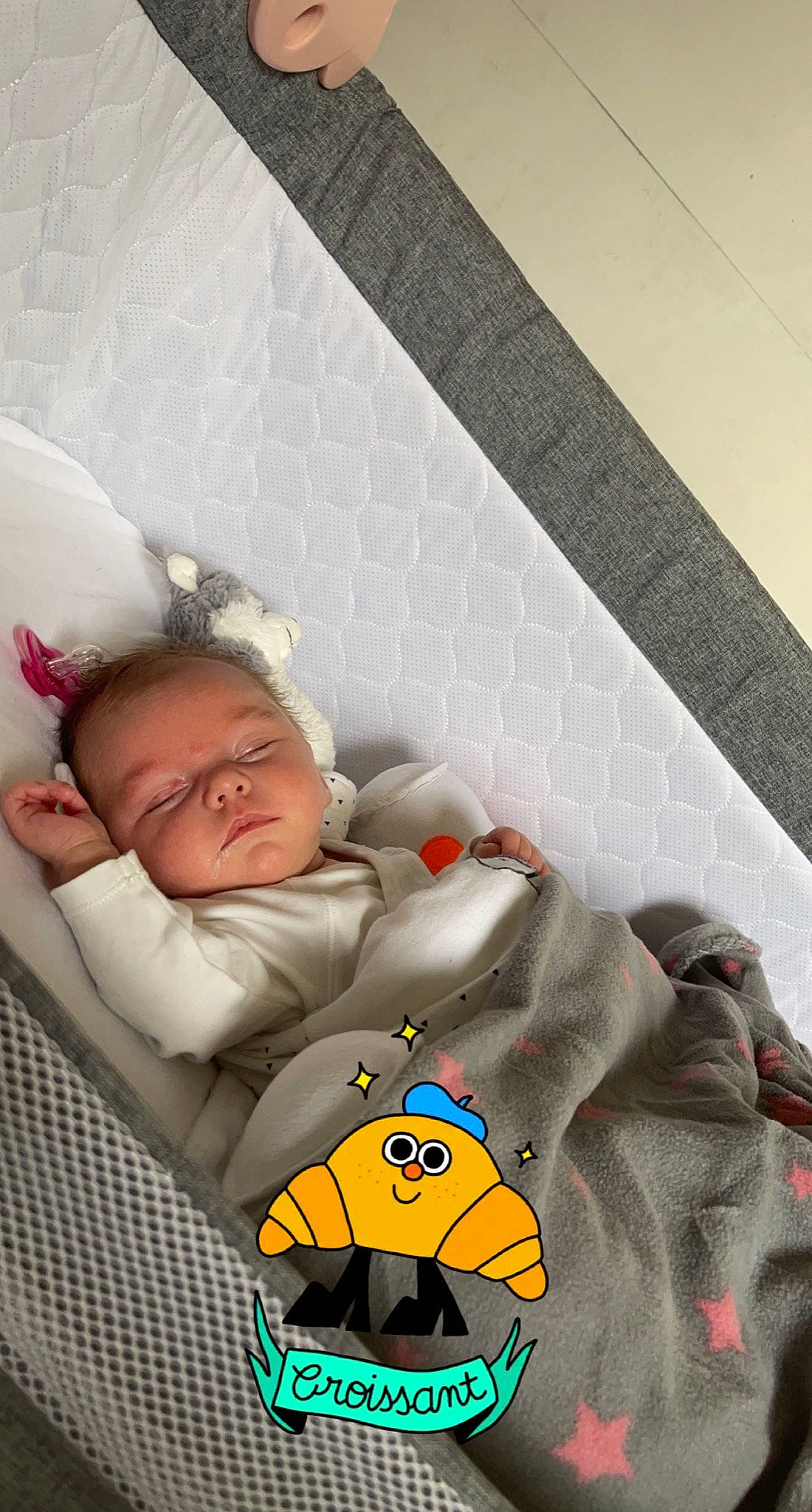 Lana participe au concours pour gagner de l'argent avec cette photo : baby, baby_products, baby_sleeping, baby_toddler_clothing, child, comfort, eyewear, happy, illustration, linens, military_person, military_uniform, nap, pattern, person, room, sitting, sleep, sleeve, toddler