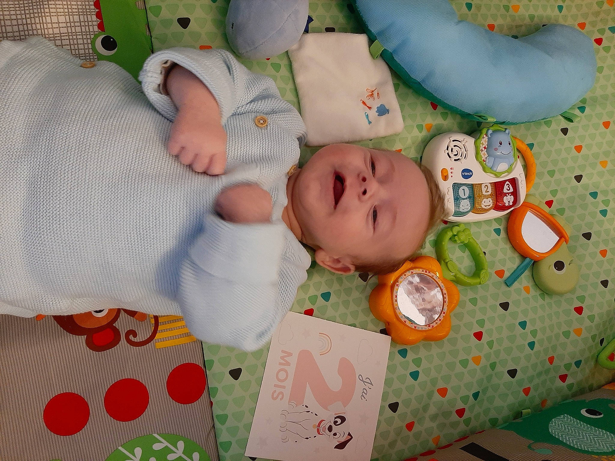 Lucas a rejoint le concours — aidez-le/la à gagner de superbes lots ! baby, baby_products, baby_safety, baby_sleeping, baby_toddler_clothing, baby_toys, bedding, bedtime, child, comfort, face, green, linens, nap, pattern, person, room, sleep, textile, toddler