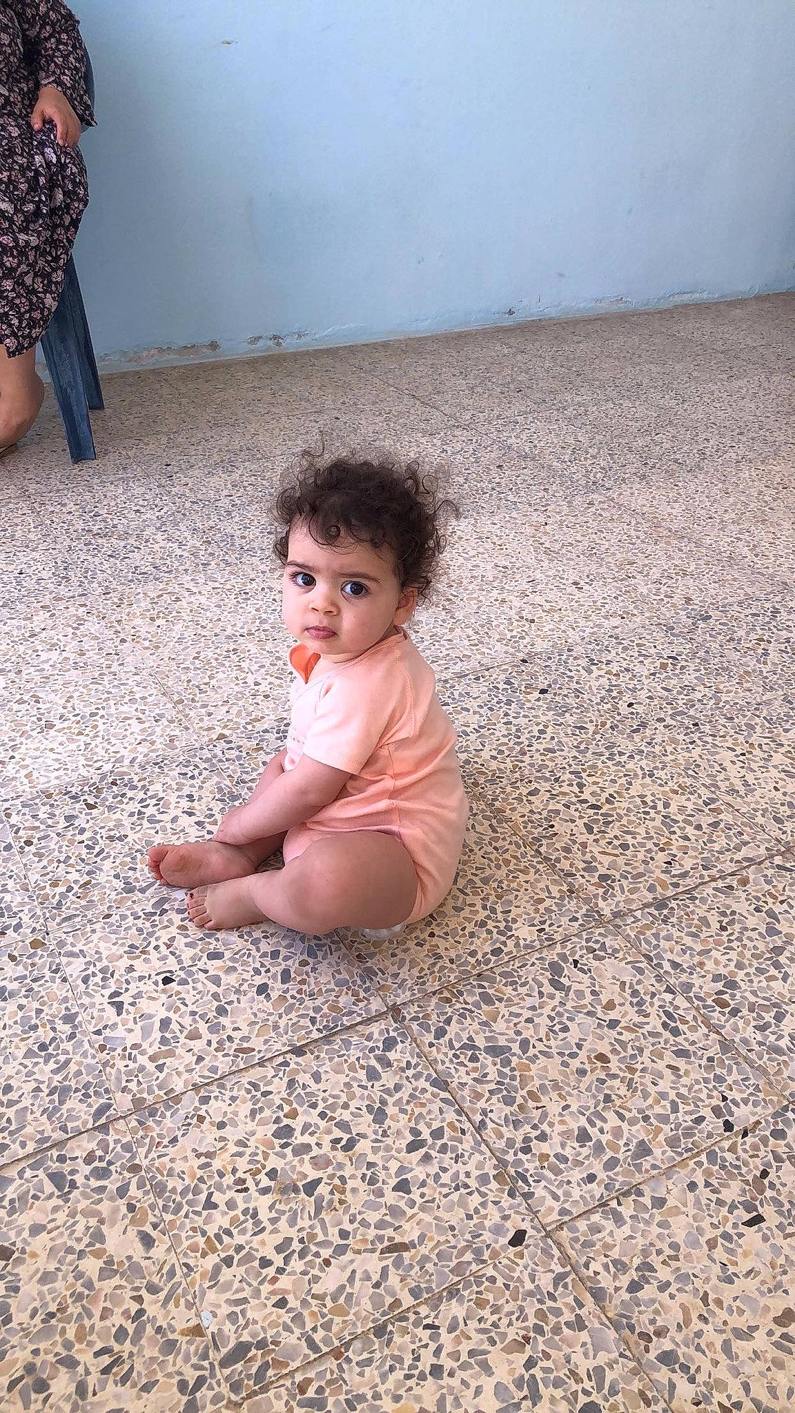 Naïla a rejoint le concours — aidez-le/la à gagner de superbes lots ! arm, bag, barefoot, floor, flooring, grass, hand, happy, leg, leisure, luggage_and_bags, mammal, people_in_nature, person, road_surface, sand, skin, tints_and_shades, toddler, tree