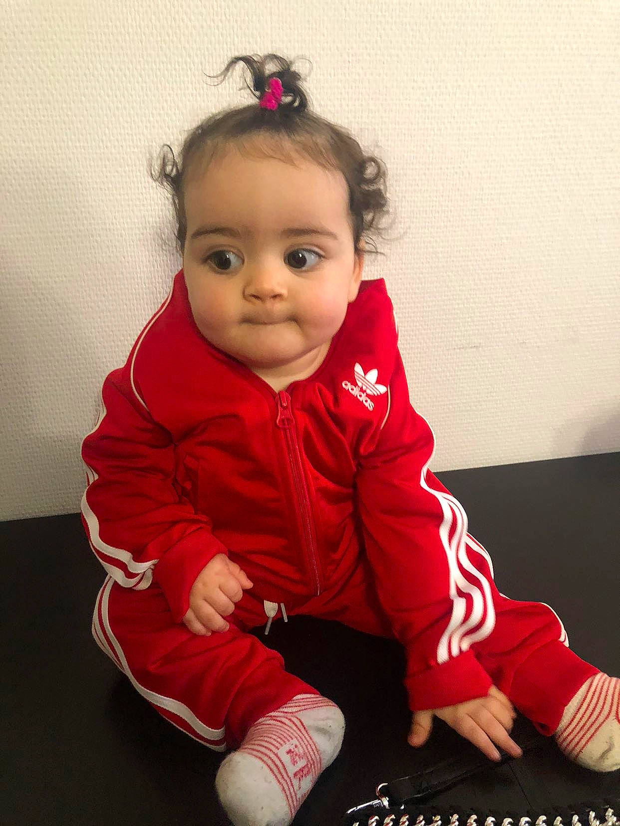 Naïla a rejoint le concours — aidez-le/la à gagner de superbes lots ! baby, baby_toddler_clothing, cheek, child, comfort, dress, fashion_accessory, finger, flooring, gesture, happy, human_leg, magenta, person, pink, sitting, skin, sleeve, smile, t_shirt