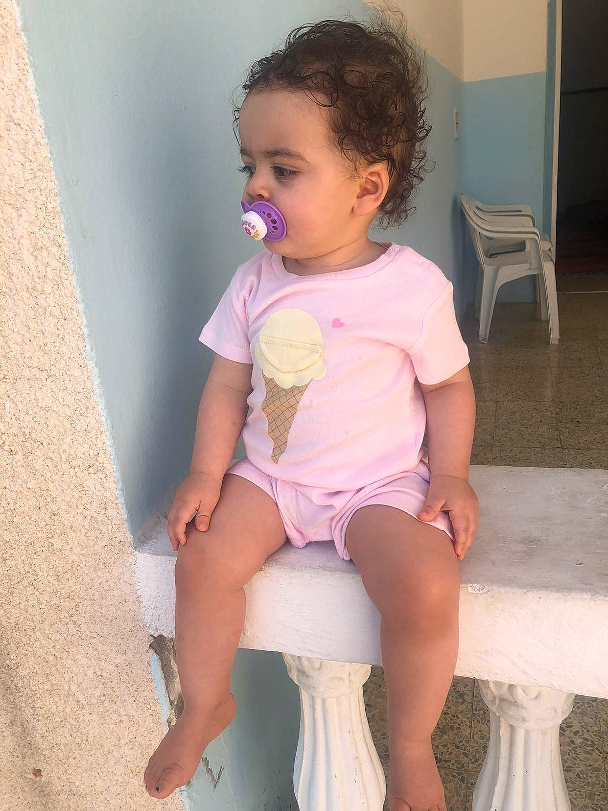 Naïla a rejoint le concours — aidez-le/la à gagner de superbes lots ! baby_toddler_clothing, chair, cheek, face, hair, human_leg, joint, knee, leg, lip, neck, person, pink, shorts, shoulder, skin, sleeve, sock, standing, thigh