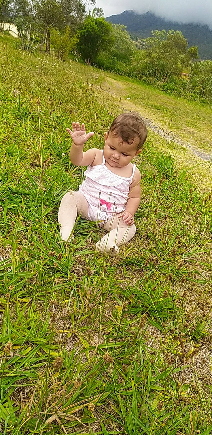 Kayline a rejoint le concours — aidez-le/la à gagner de superbes lots ! baby, baby_toddler_clothing, child, field, foot, grass, grass_family, grassland, groundcover, happy, lawn, mammal, meadow, people_in_nature, person, plant, prairie, sitting, soil, toddler