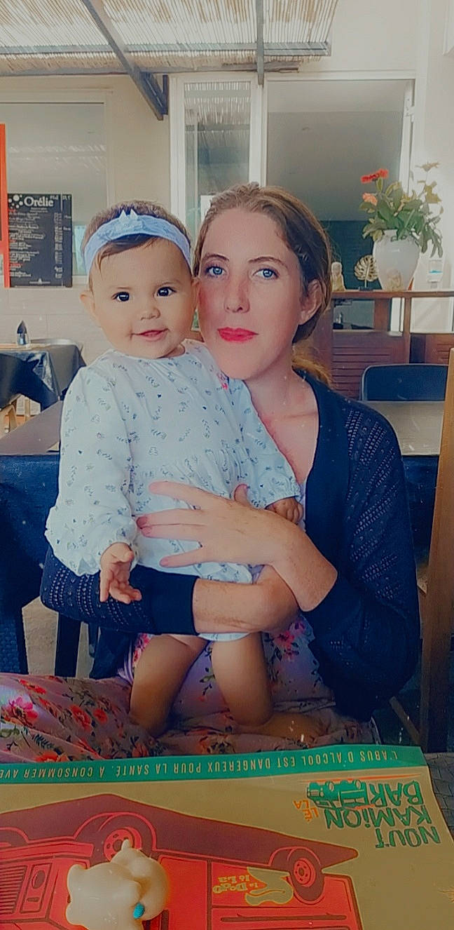 Kayline participe au concours pour gagner de l'argent avec cette photo : abdomen, arm, baby, chair, child, event, fun, happy, houseplant, jewellery, lap, leisure, necklace, pattern, person, plant, room, sitting, skin, thigh