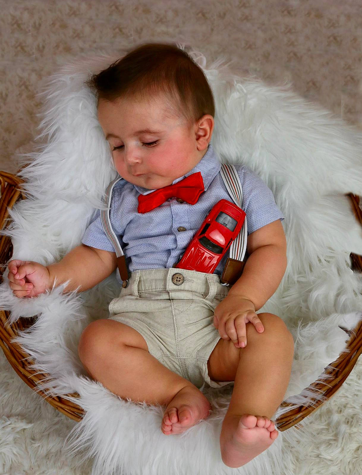 Bryan a rejoint le concours — aidez-le/la à gagner de superbes lots ! animal_product, baby, baby_products, baby_toddler_clothing, barefoot, child, comfort, costume, costume_accessory, foot, fur, home_accessories, human, human_body, natural_material, nose, overall, person, sock, toddler