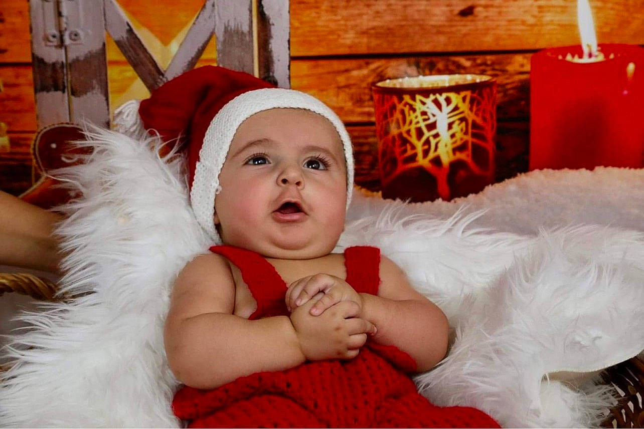 Bryan participe au concours pour gagner de l'argent avec cette photo : baby, baby_toddler_clothing, bonnet, child, child_model, christmas, costume, costume_accessory, costume_hat, fictional_character, fur, hair_accessory, headband, headwear, home_accessories, human, lamp, lantern, person, photo_shoot