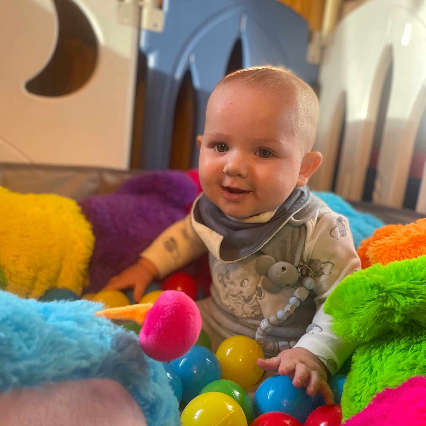 Noah a rejoint le concours — aidez-le/la à gagner de superbes lots ! baby, ball, balloon, couch, face, football, furniture, head, indoors, interiordesign, person, photography, playarea, portrait, sitting, soccer, soccerball, sphere, sport, toy