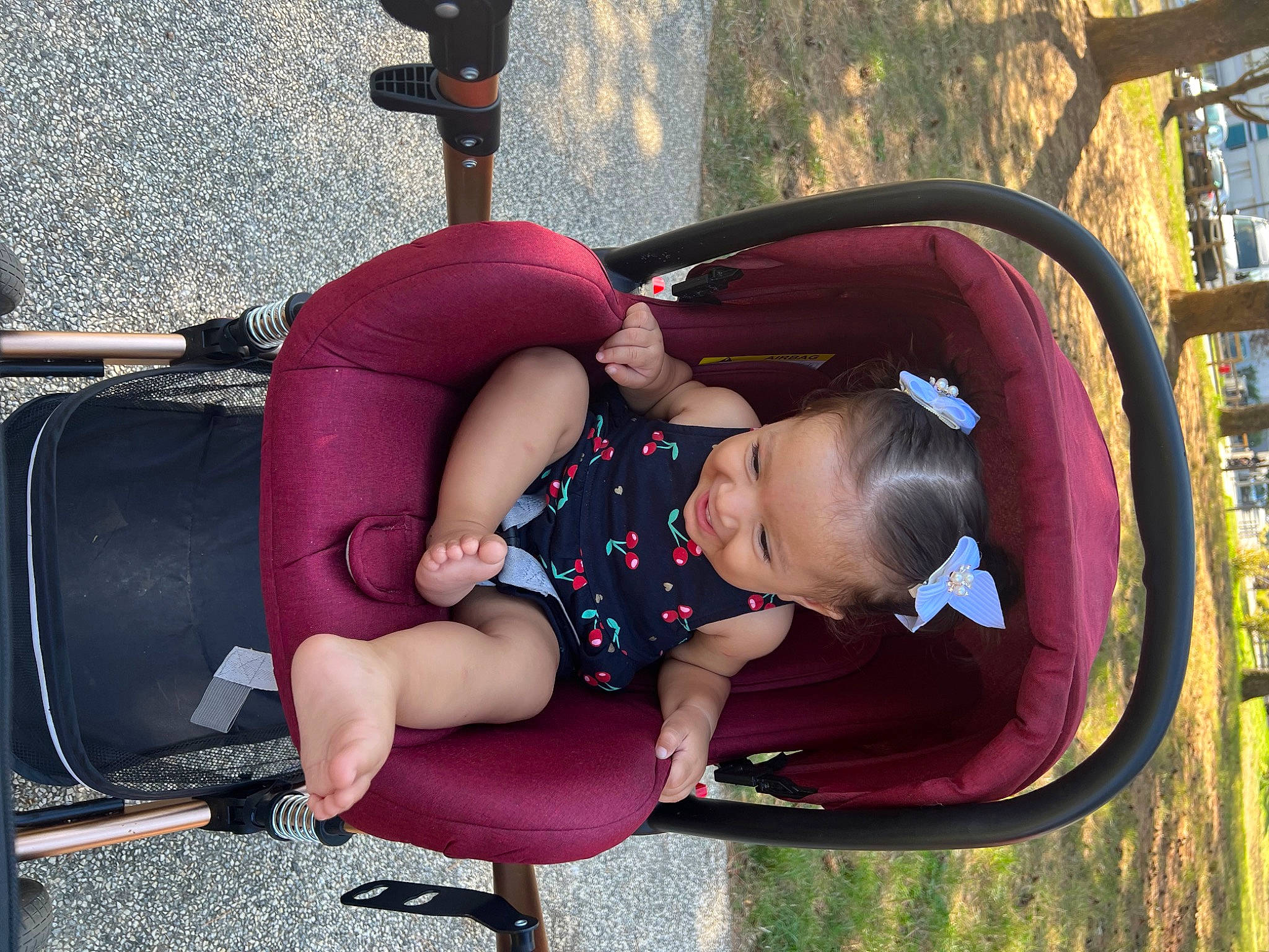 Elisa participe au concours pour gagner de l'argent avec cette photo : auto_part, baby, baby_products, baby_toddler_clothing, child, city, comfort, cool, fun, grass, human_leg, leisure, magenta, person, plant, play, recreation, shorts, sitting, toddler