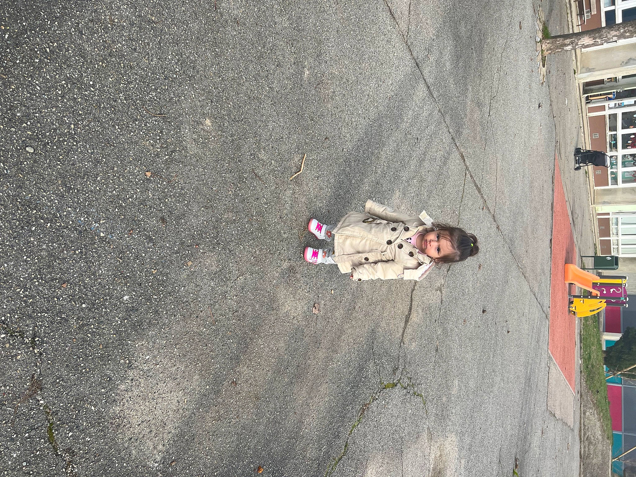 Elisa participe au concours pour gagner de l'argent avec cette photo : asphalt, building, city, cobblestone, concrete, flooring, grey, leisure, pedestrian, person, recreation, road, road_surface, shadow, sidewalk, slope, street, tar, toddler, tree