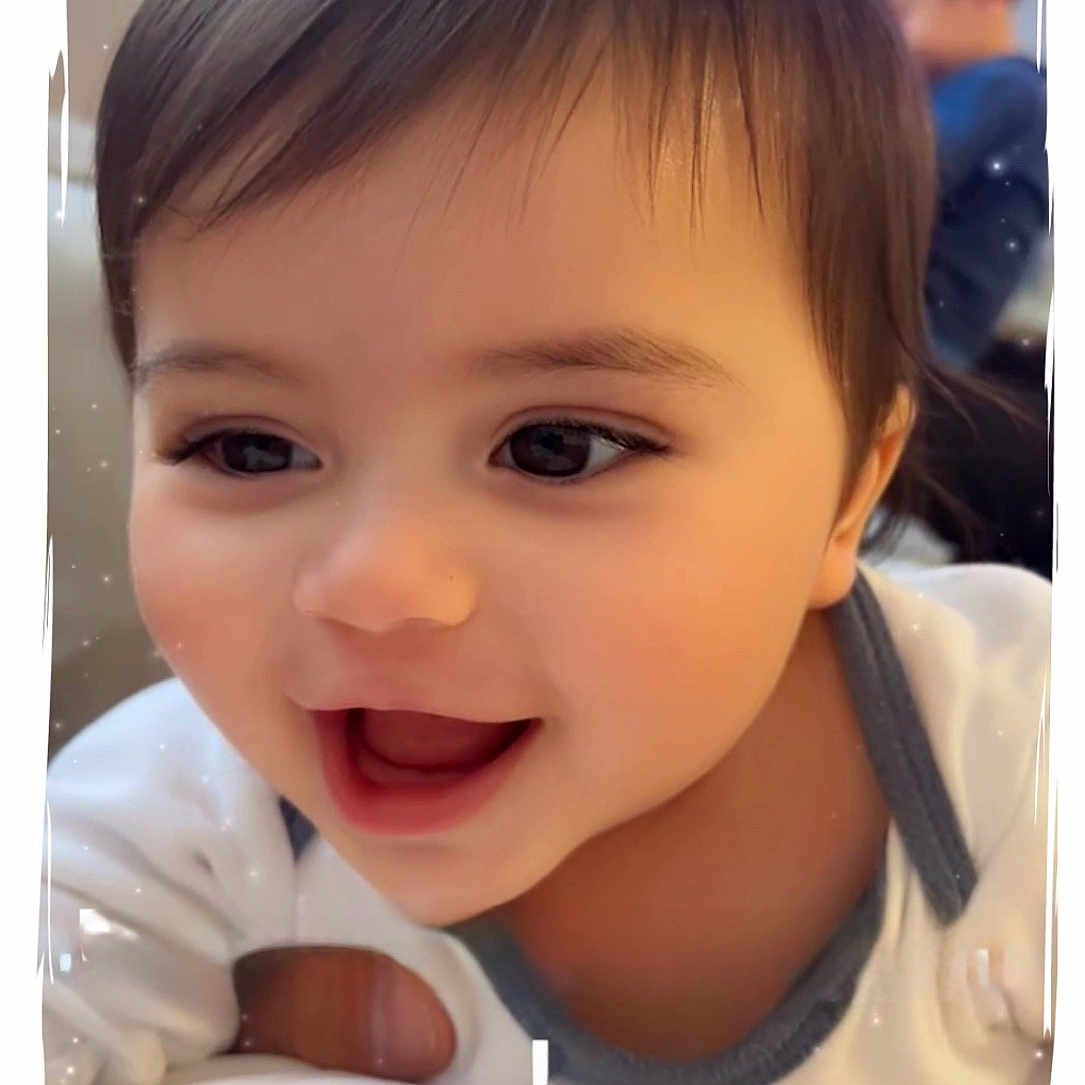 Gomez Jean participe au concours pour gagner de l'argent avec cette photo : baby, child, smiling, face, happy, indoors, person, clothing, head, closeup, infant, portrait, sparkles, filter, vignette, background, blurred, sitting, cute, toddler