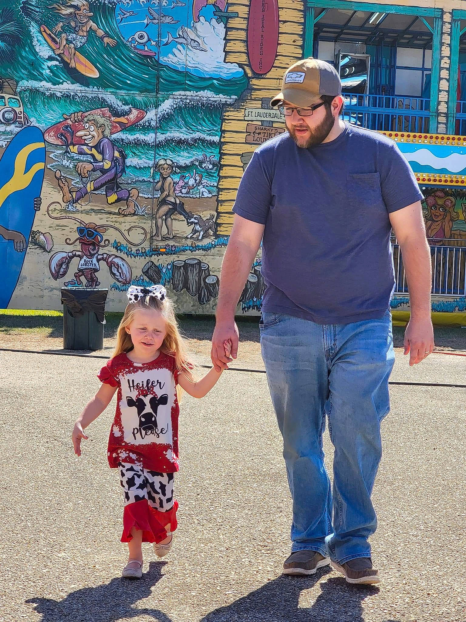 Laekyn is registered to the contest to win money with this photo: art, artist, blue, denim, electric_blue, event, eyewear, fun, gesture, happy, headwear, joy, leisure, pedestrian, person, recreation, standing, t_shirt, toddler, tourism